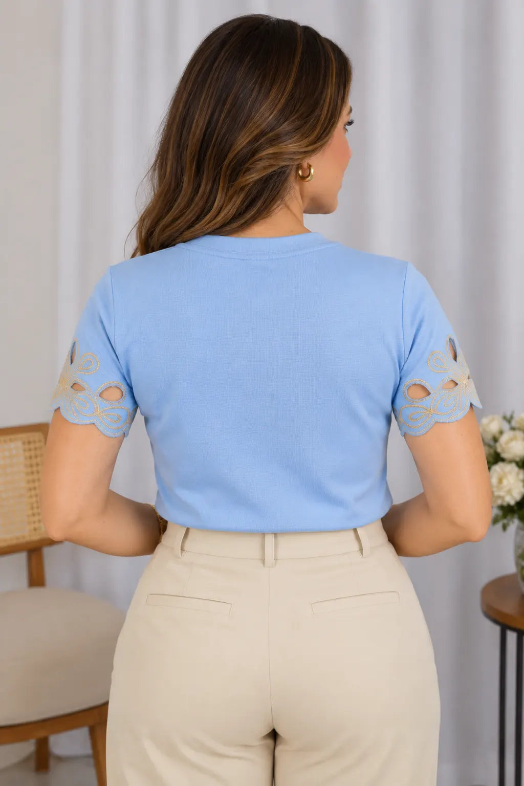 Blusa Confortável em Cotton Lycra com Bordados e Manga Vazada Ligia Azul