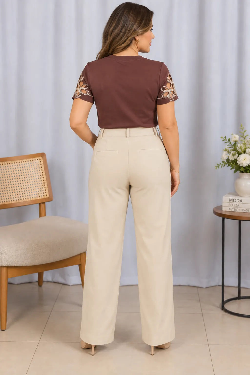 Blusa Confortável em Cotton Lycra com Bordados e Manga Vazada Ligia Marrom