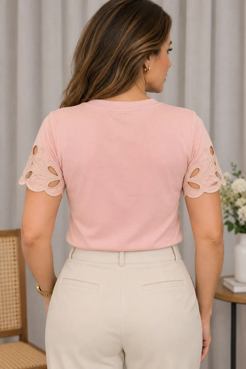 Blusa Confortável em Cotton Lycra com Bordados e Manga Vazada Ligia Rosa