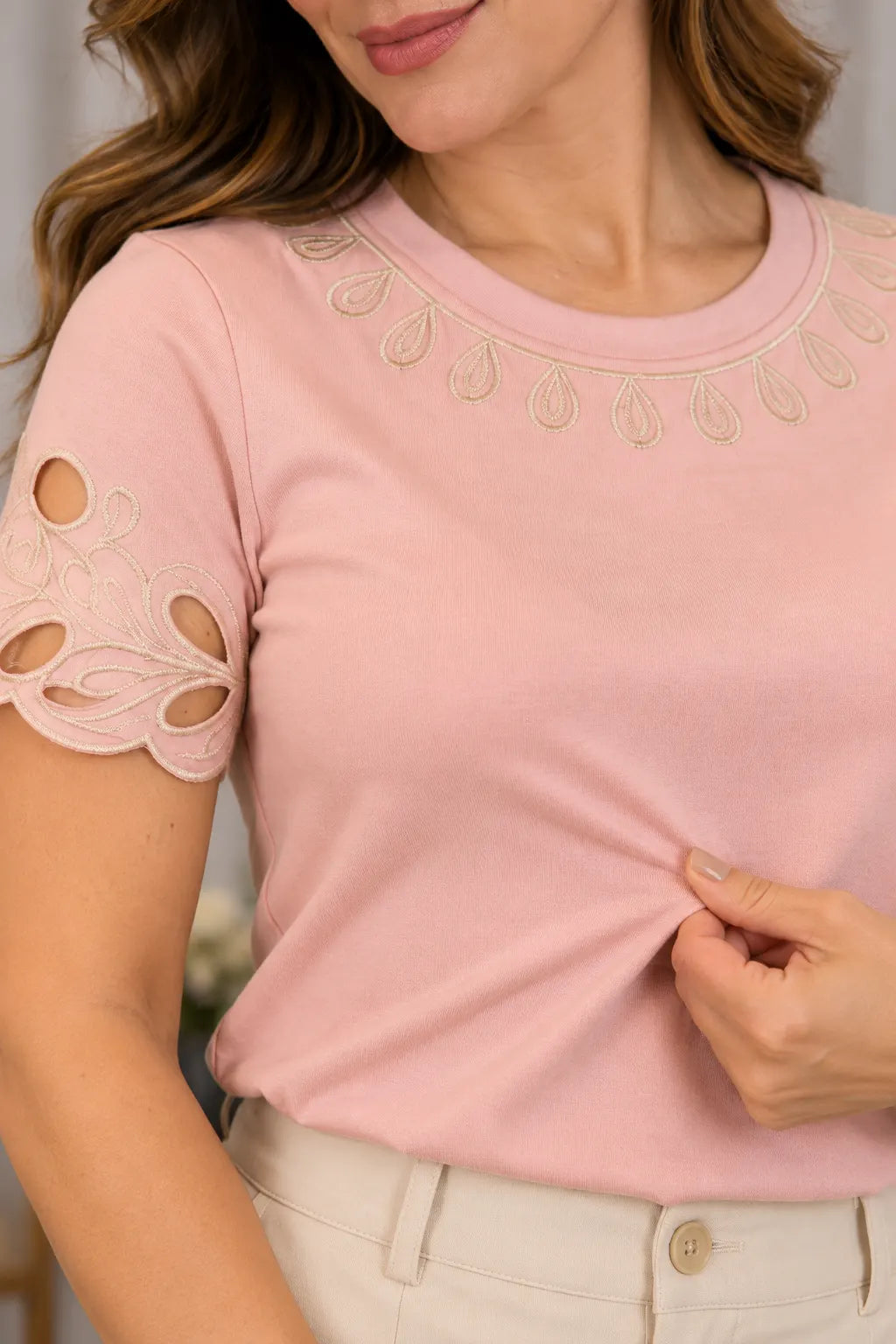 Blusa Confortável em Cotton Lycra com Bordados e Manga Vazada Ligia Rosa
