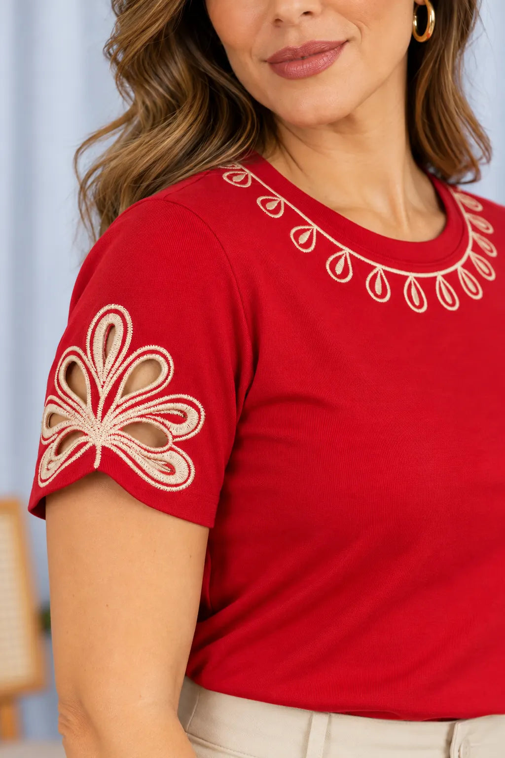 Blusa Confortável em Cotton Lycra com Bordados e Manga Vazada Ligia Vermelha