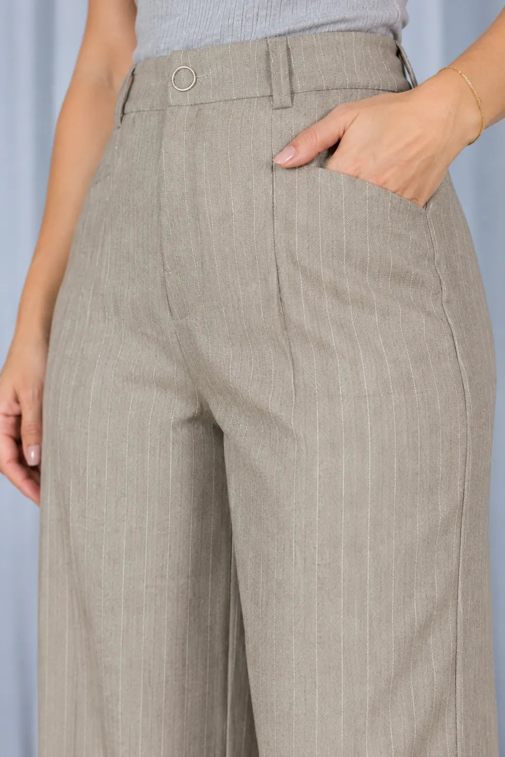 Calça Reta Elegante Risca de Giz Luara Caqui