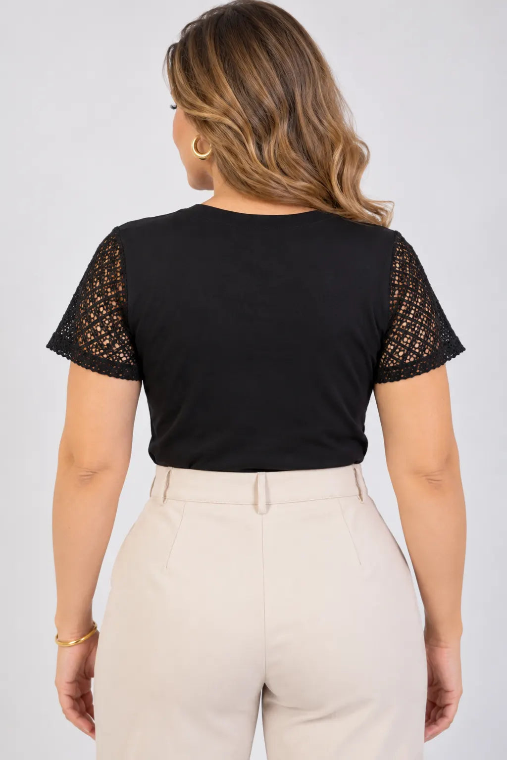 Blusa em Cotton Lycra com Manga em Renda Efeito Crochê Madalena Preta