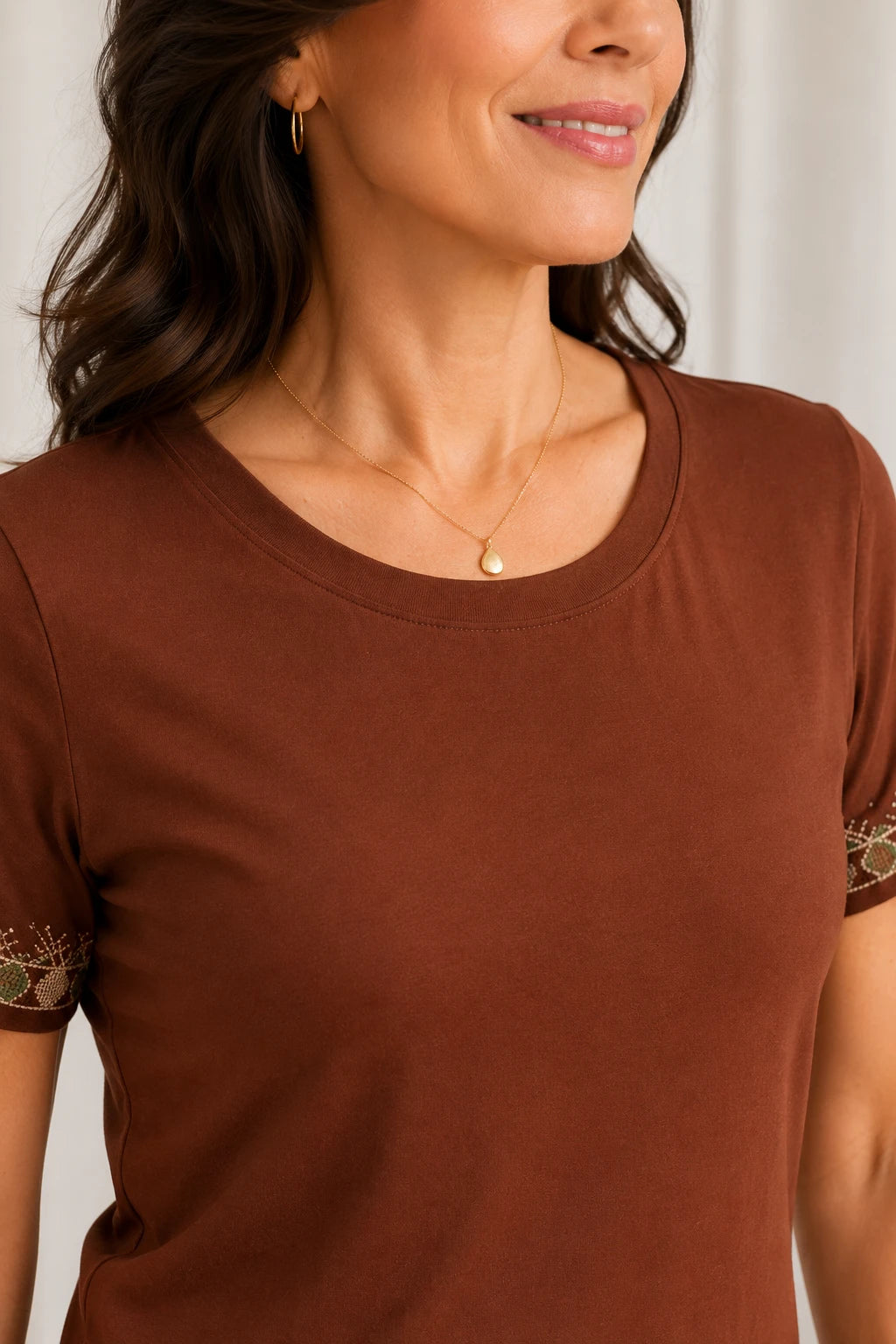 Blusa Cotton Lycra com Bordado Delicado Mariana Marrom