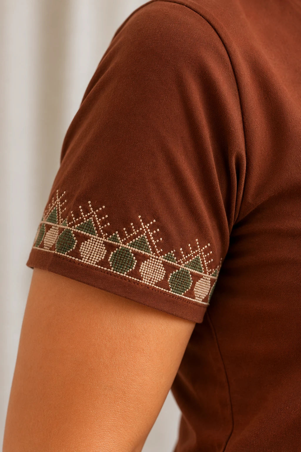 Blusa Cotton Lycra com Bordado Delicado Mariana Marrom