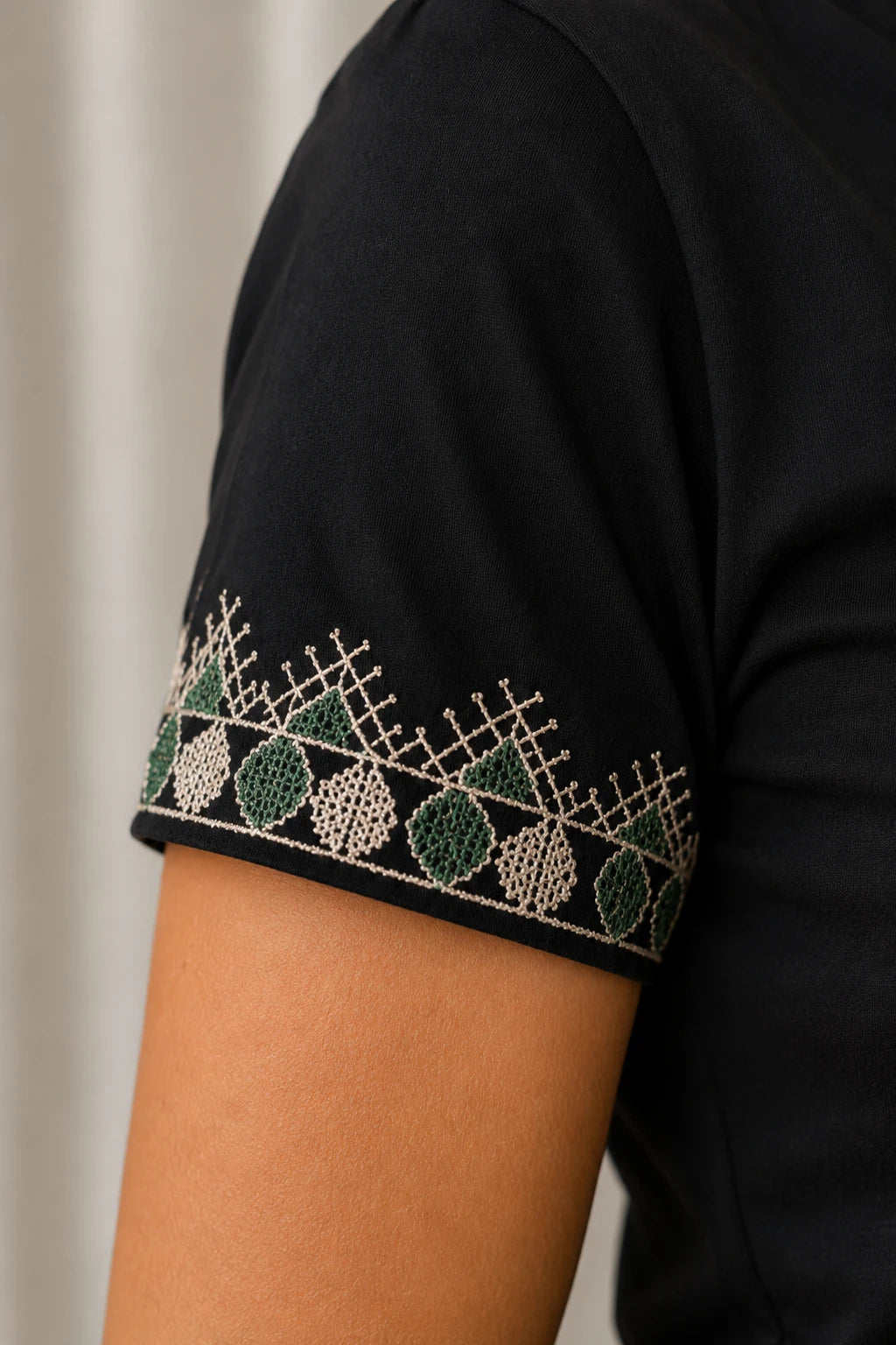 Blusa Cotton Lycra com Bordado Delicado Mariana Preta