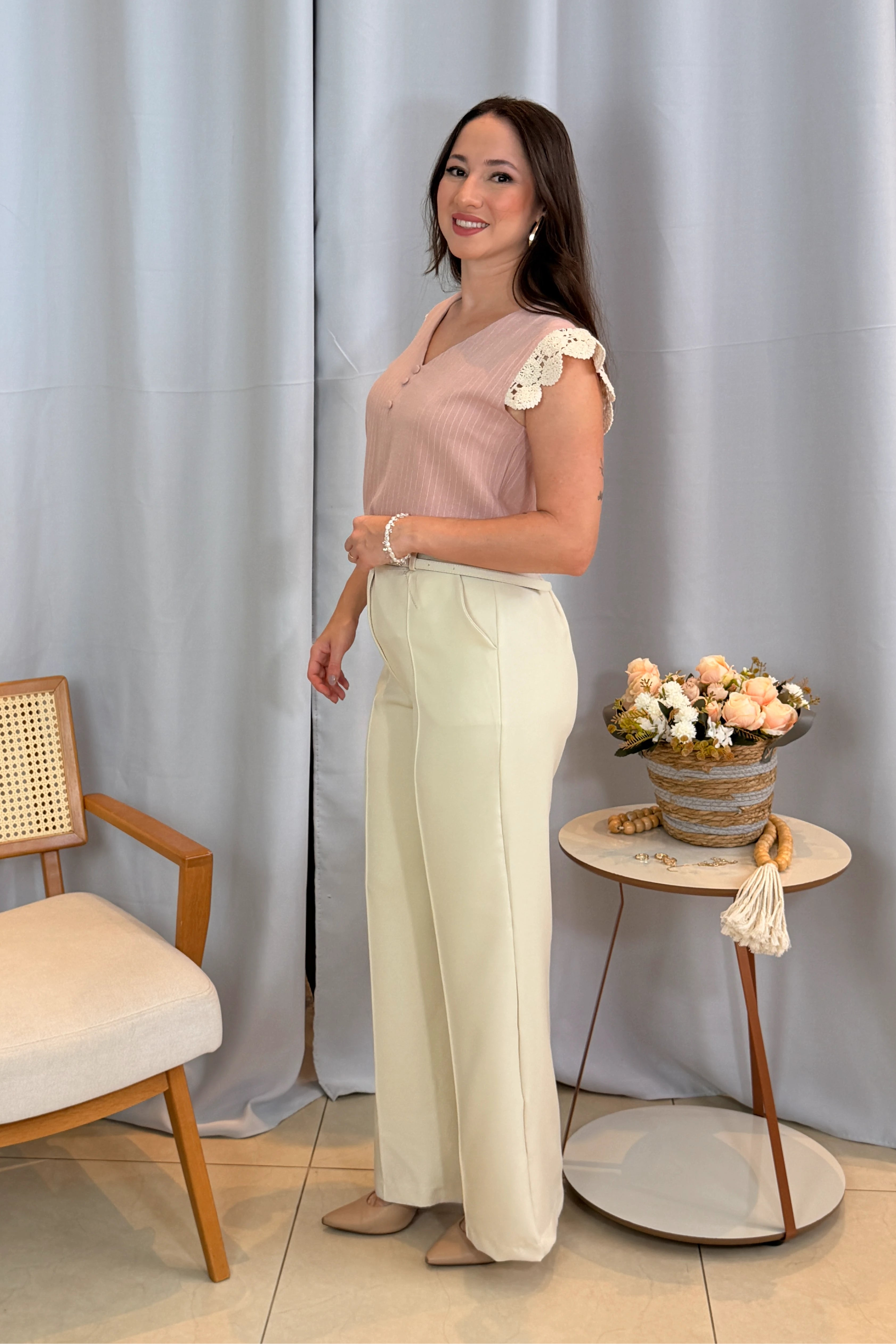 Conjunto: Blusa Regata em Visco-Linho Decote em "V" Detalhe em Renda Melissa Rosa + Calça Corte Reto em Alfaiataria com Friso e Cinto Encapado Daphne Creme