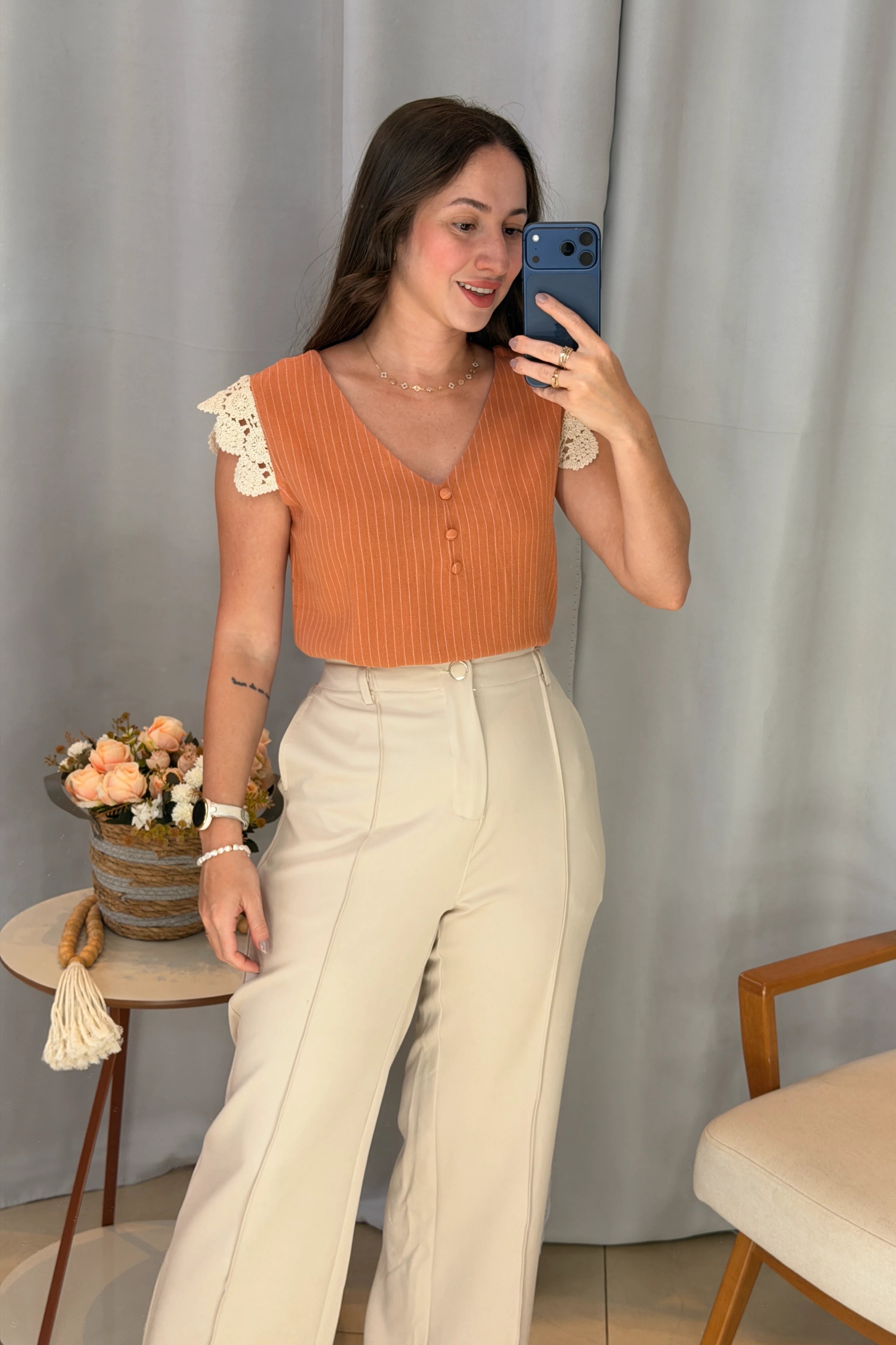 Conjunto: Blusa Regata em Visco-Linho Decote em "V" Detalhe em Renda Melissa Coral + Calça Pantalona Alfaiataria Botão Encapado Margareth Creme