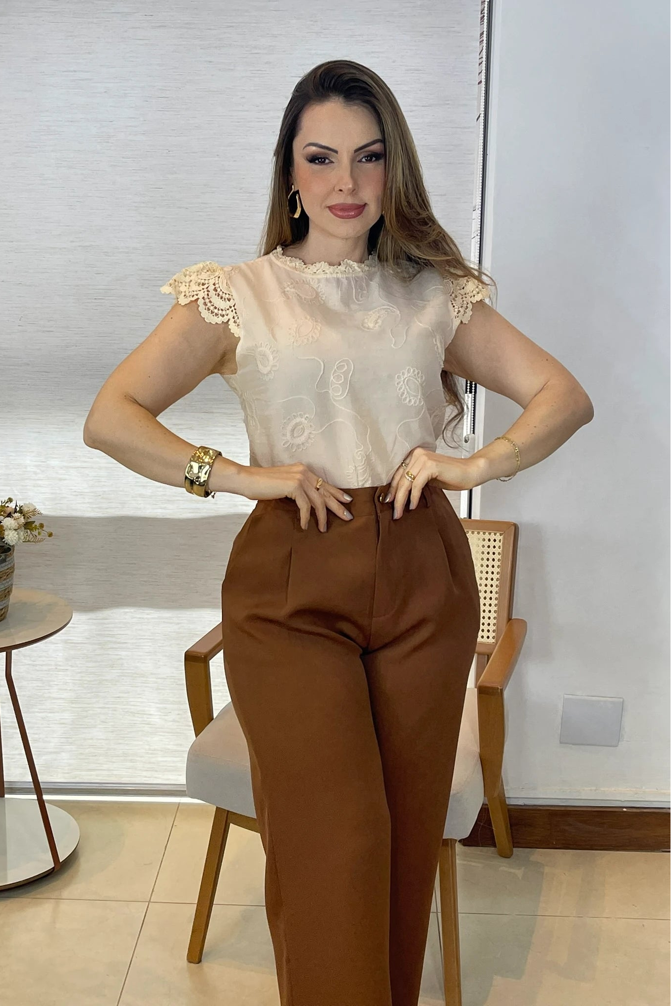 Conjunto: Blusa Manga Curta em Laise com Detalhes em Renda Mirela Creme + Calça Corte Reto em Alfaiataria com Botão Encapado e Bolso Assimétrico Yara Marrom