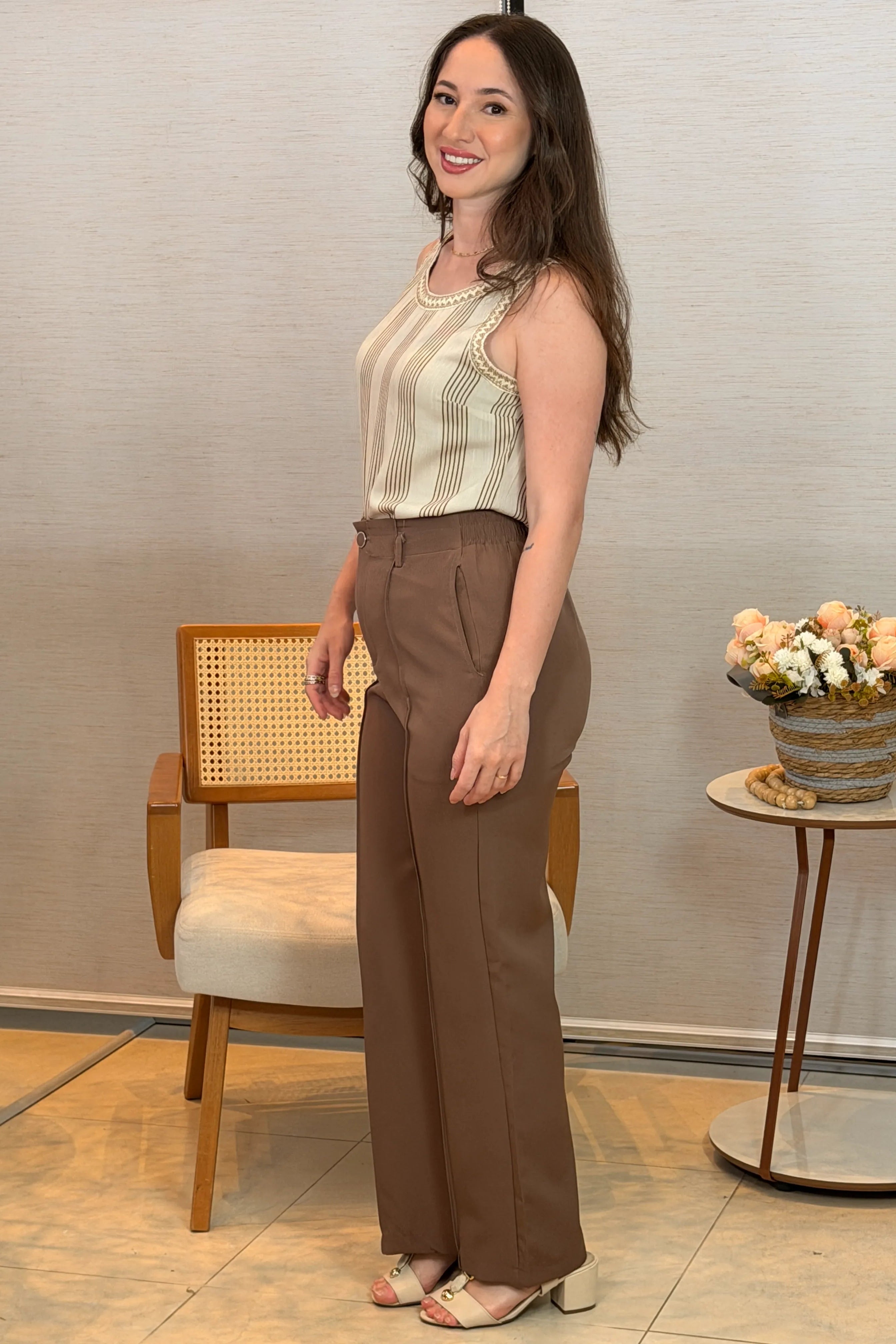 Conjunto: Blusa Regata Visco Linho Detalhe Bordado Mônica Estampada Marrom + Calça Pantalona Alfaiataria Botão Encapado Margareth Marrom