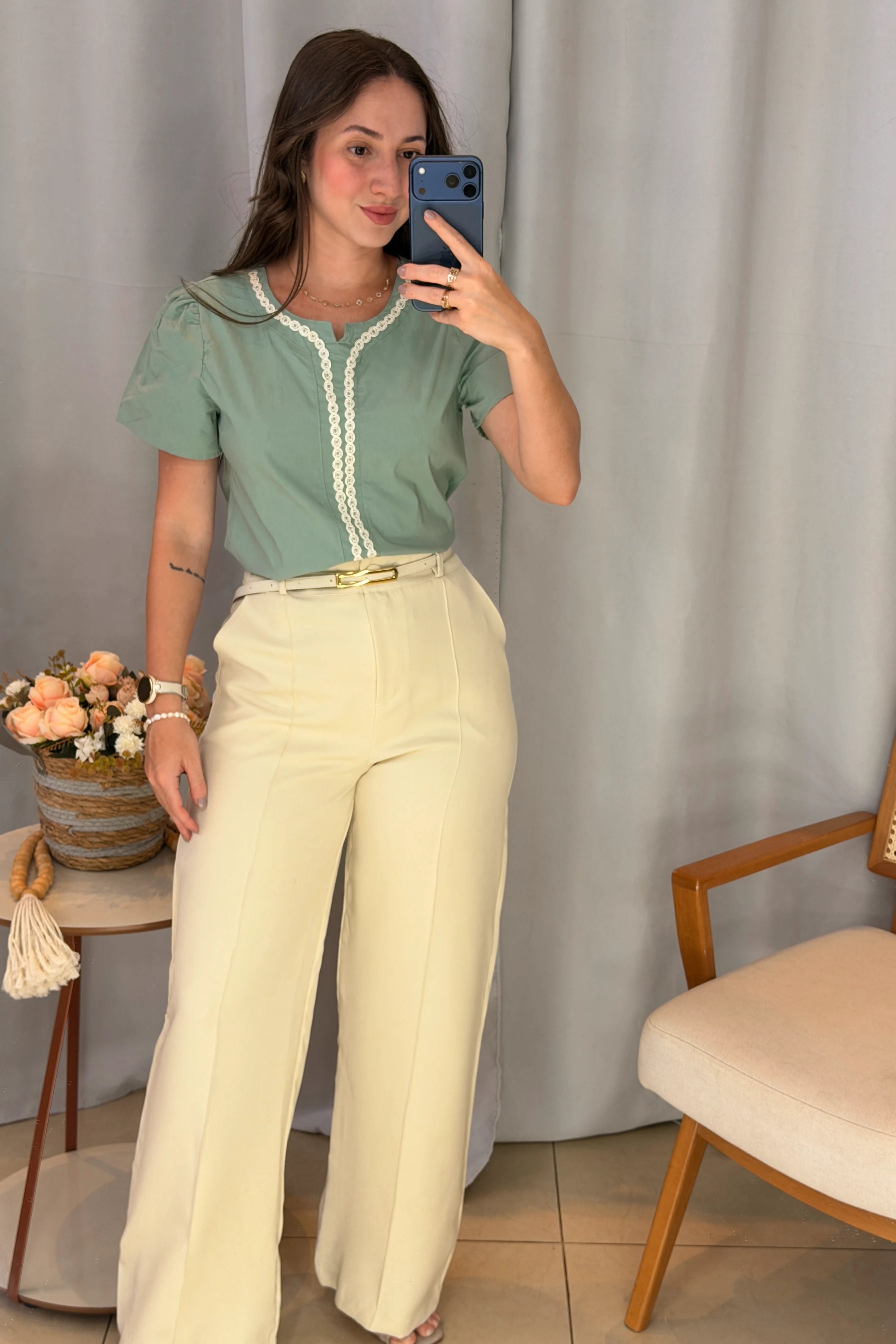 Conjunto: Blusa Manga Curta em Visco Mix Decote em "V" Detalhe Bordado Morgana Verde Turquesa + Calça Corte Reto em Alfaiataria com Friso e Cinto Encapado Daphne Creme