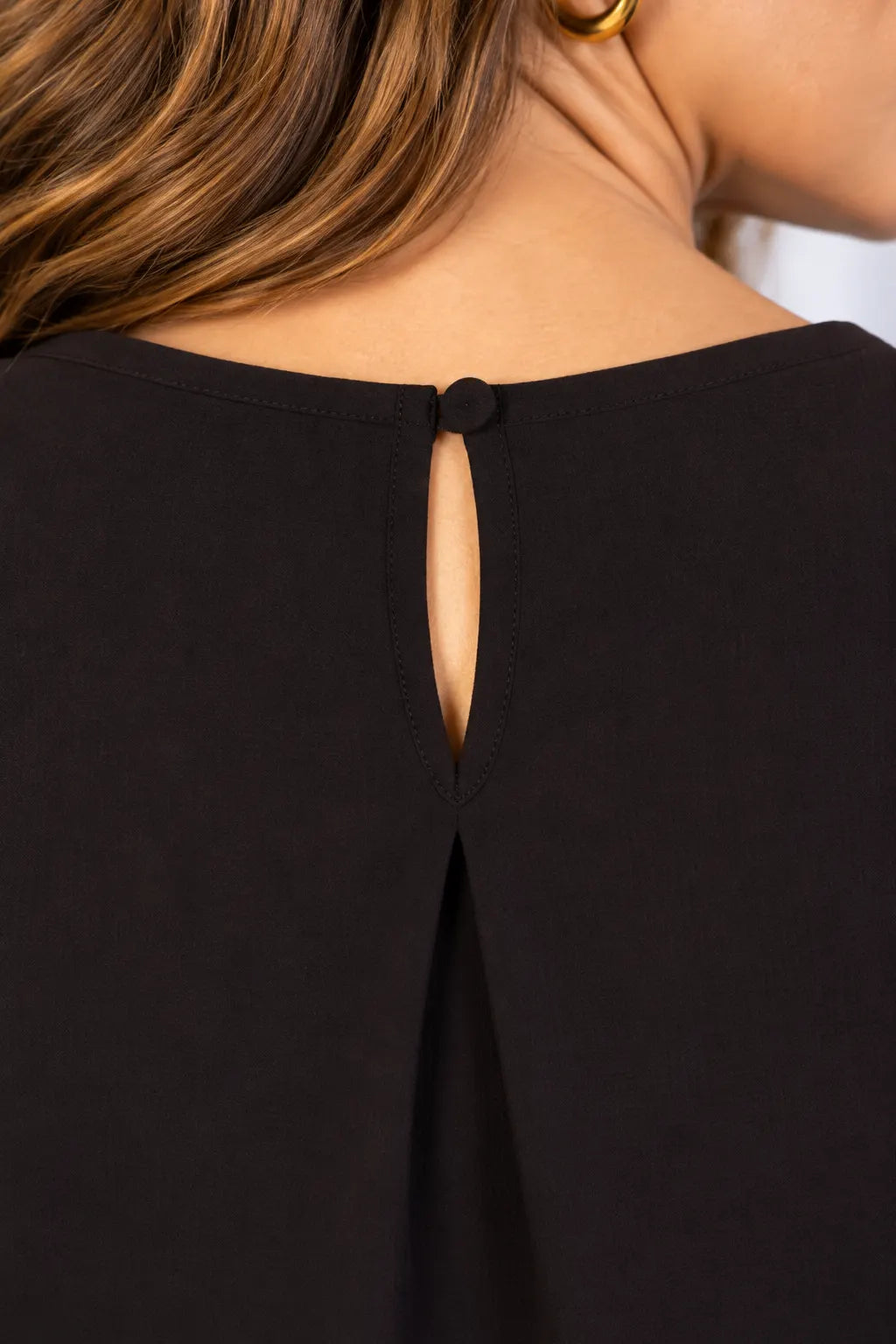 Blusa Manga Curta em Crepe Classic com Broche na Manga Nádia Preta