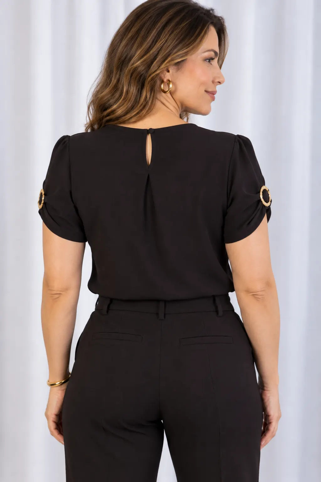 Blusa Manga Curta em Crepe Classic com Broche na Manga Nádia Preta
