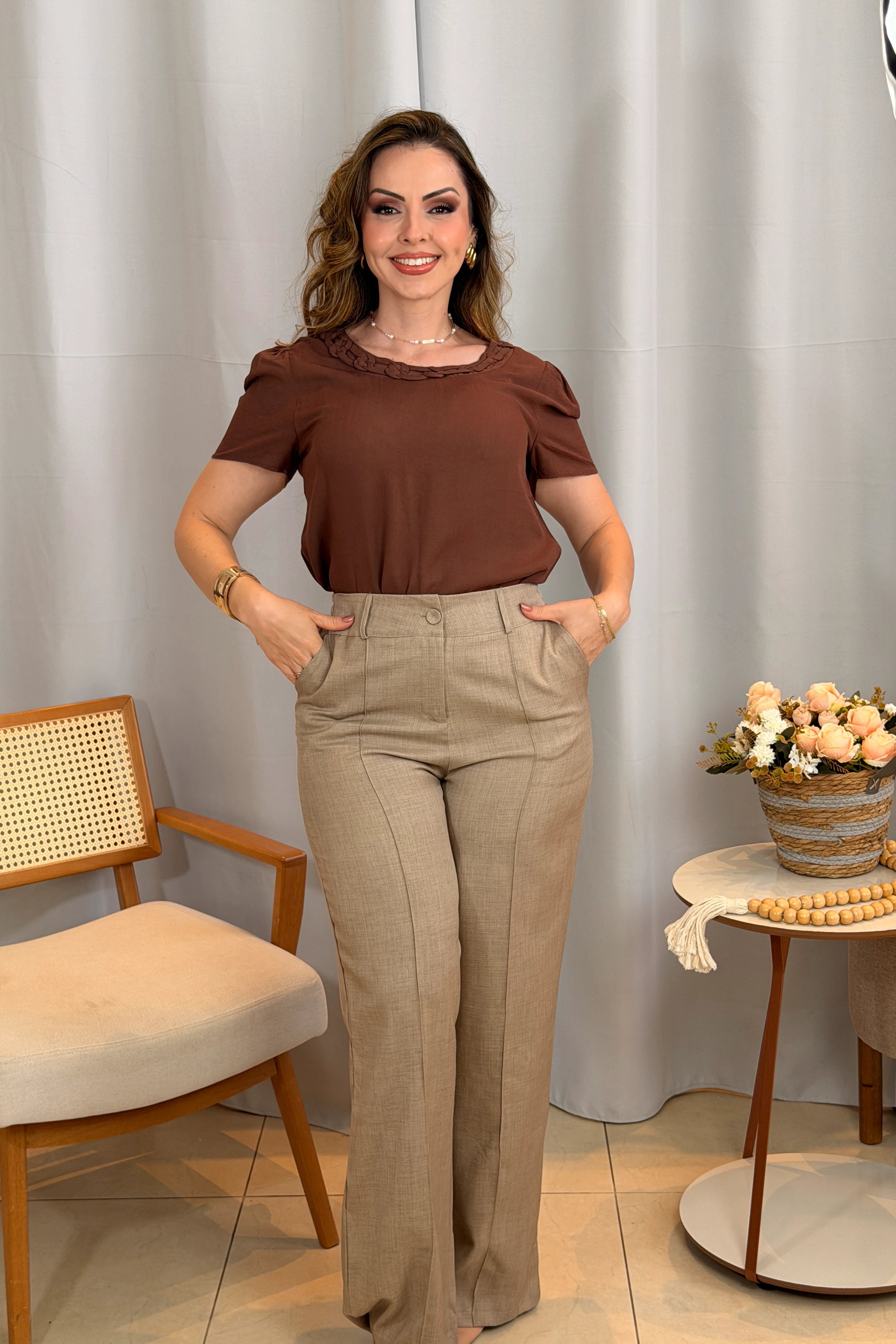 Conjunto: Blusa Manga Curta Visco-Linho Detalhe Colo Entrelaçado Naomi Marrom + Calça Corte Reto Cotton Alfaiataria Lisse Detalhe em Friso Ariane Caqui