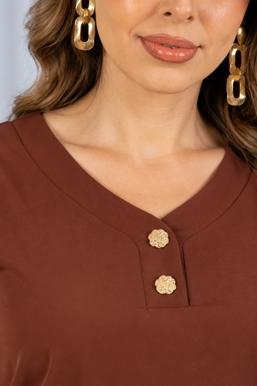 Blusa Em Crepe Classic Detalhe Botão Natani Marrom