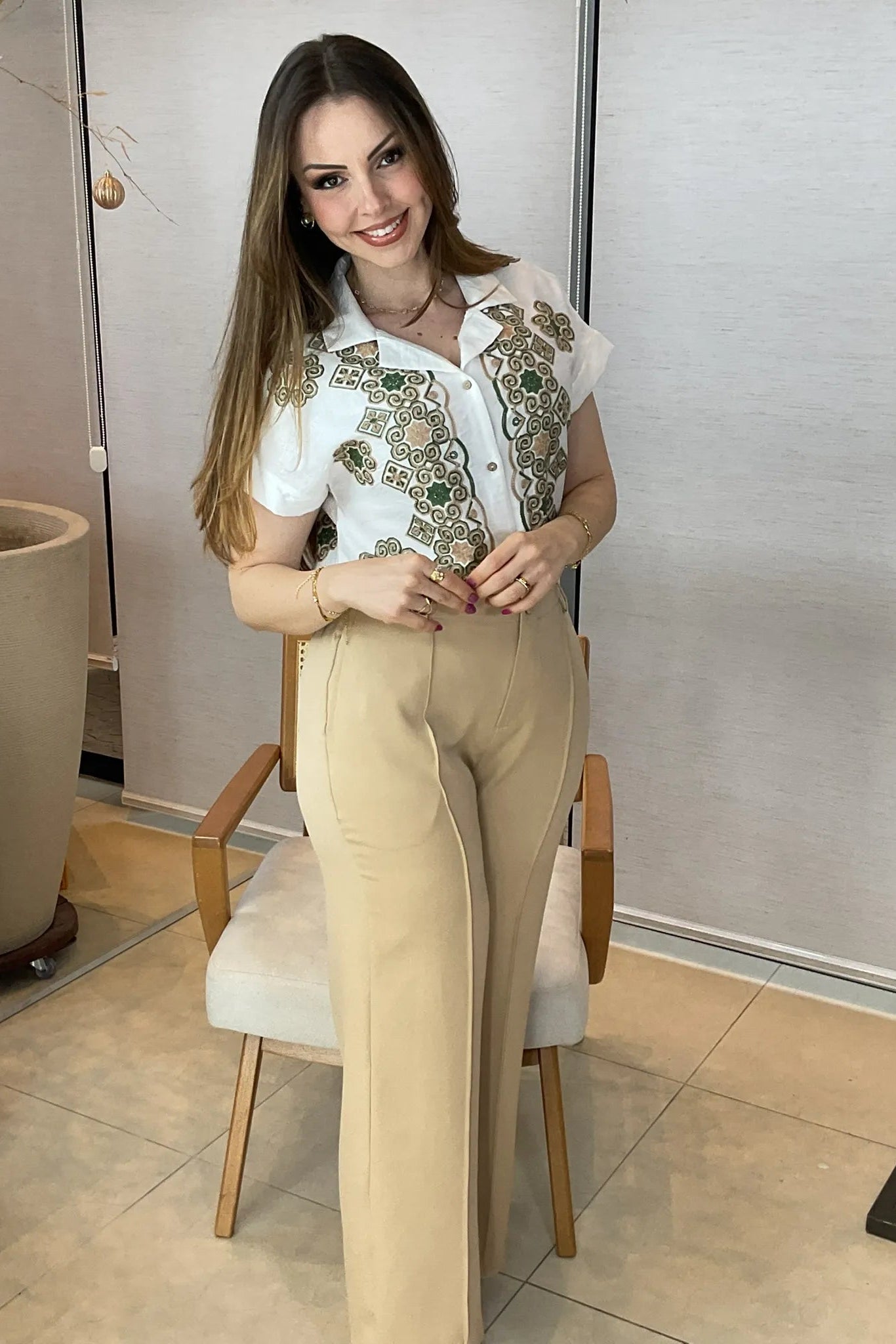 Conjunto: Camisa Manga Curta Neuza Bordada Visco Brise Verde + Calça Pantalona Alfaiataria Botão Encapado Margareth Bege