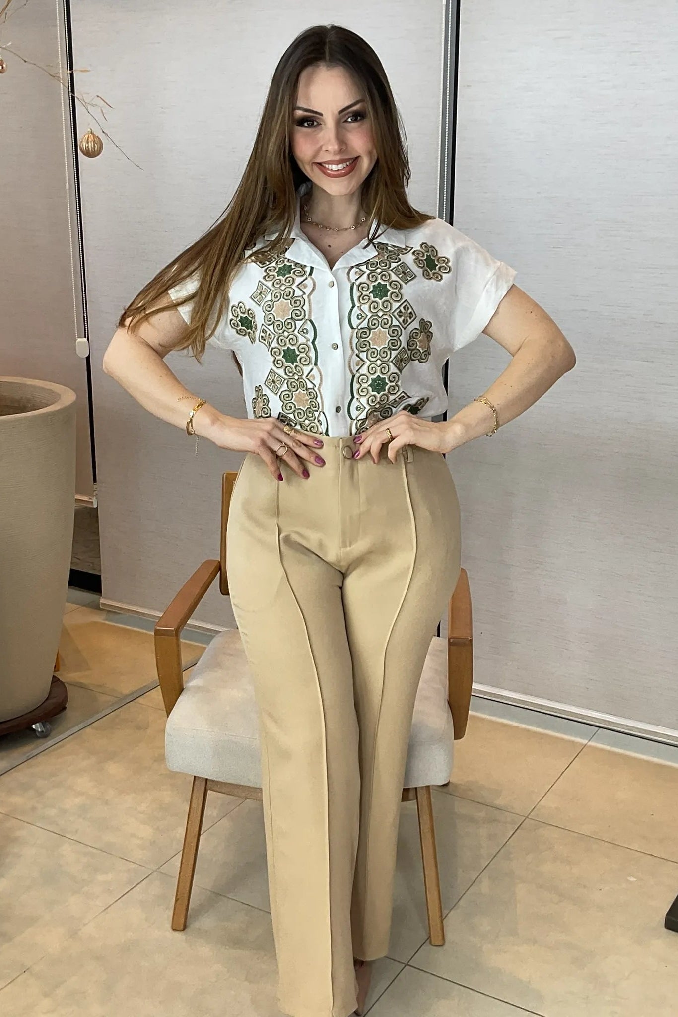 Conjunto: Camisa Manga Curta Neuza Bordada Visco Brise Verde + Calça Pantalona Alfaiataria Botão Encapado Margareth Bege