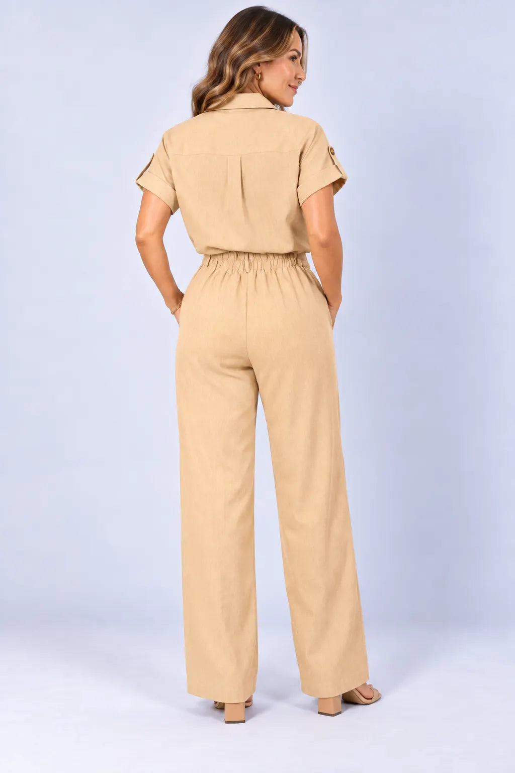 Calça em Crepe Confort com Botão Dourado Penélope Bege