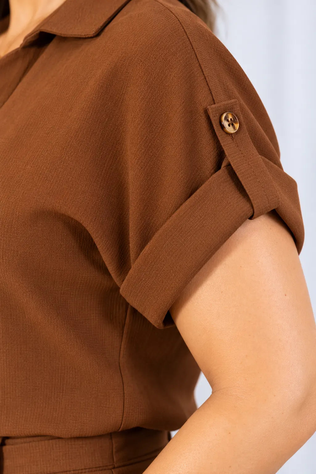Camisa Manga Curta em Crepe Confort com Botões Dourados Penélope Marrom