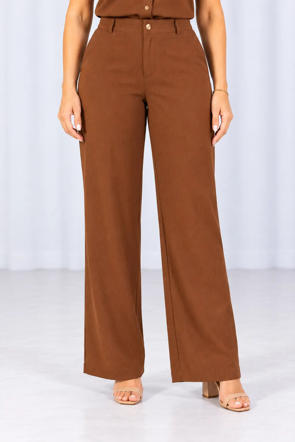 Calça em Crepe Confort com Botão Dourado Penélope Marrom