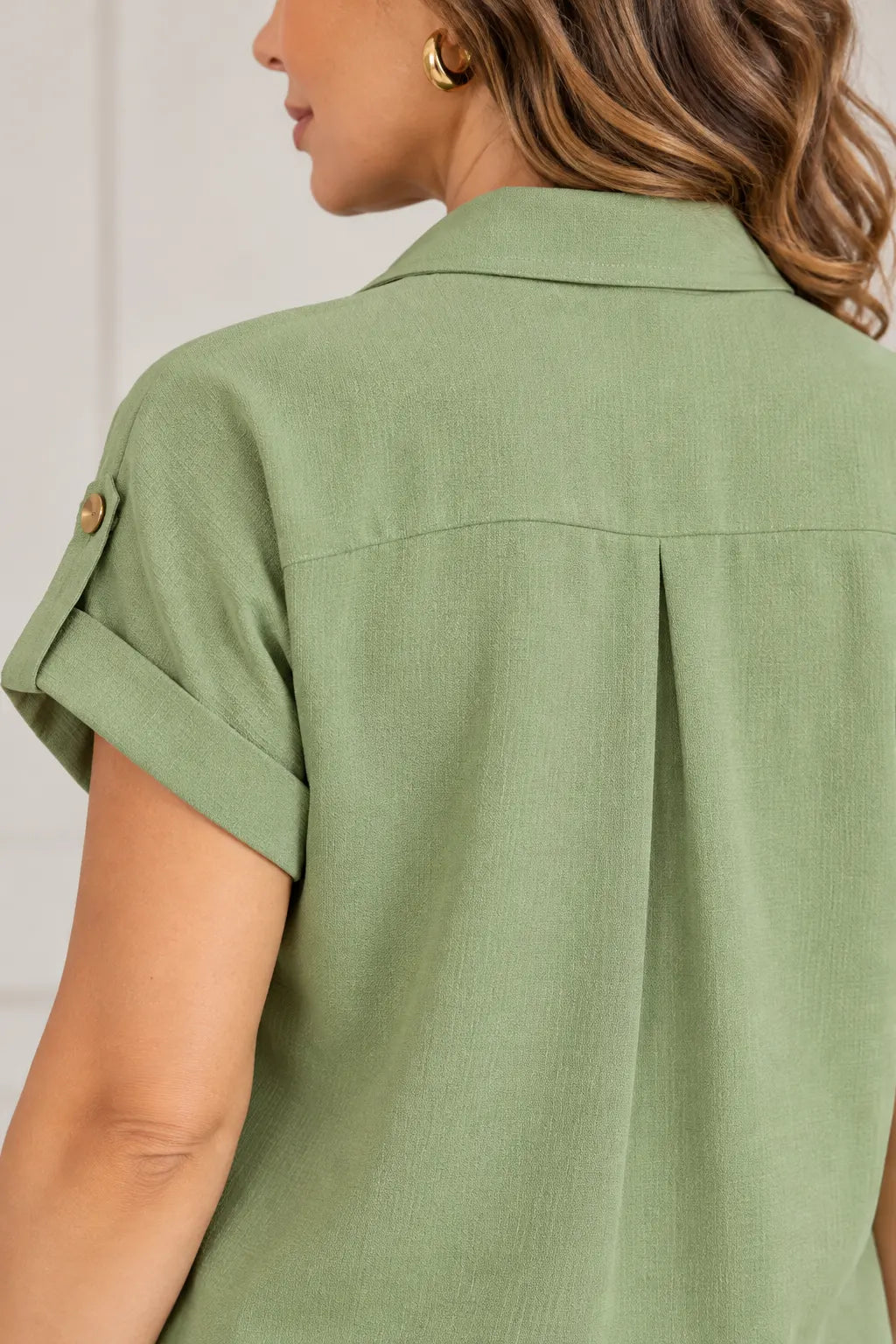 Camisa Manga Curta em Crepe Confort com Botões Dourados Penélope Verde