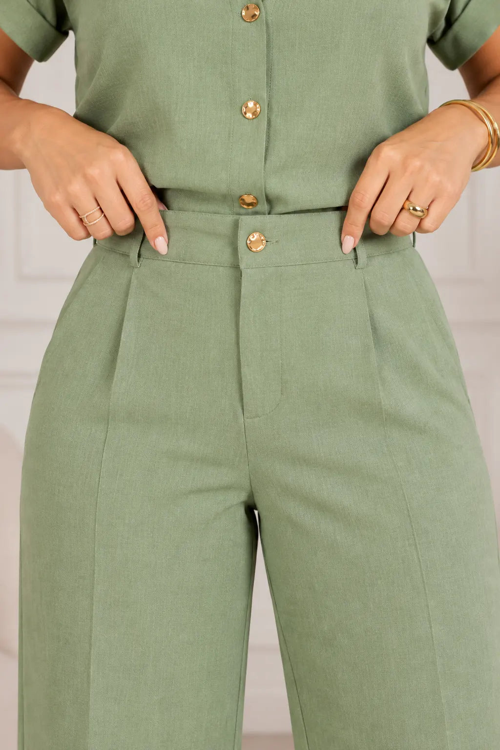 Calça em Crepe Confort com Botão Dourado Penélope Verde