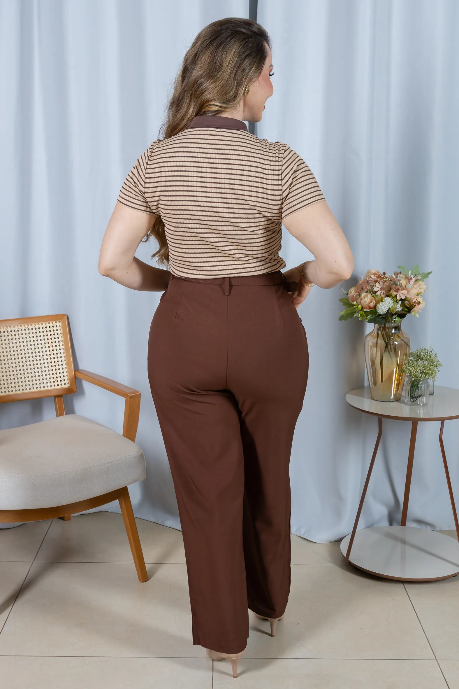 Calça Corte Reto com Passador Assimétrico Magda Marrom