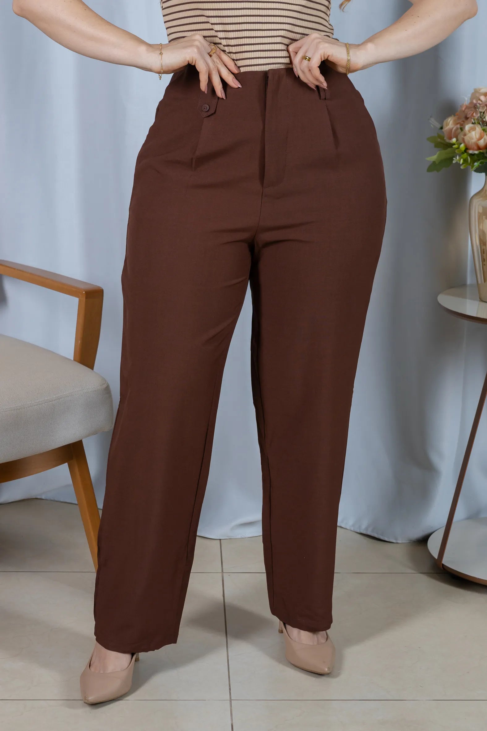 Calça Corte Reto com Passador Assimétrico Magda Marrom