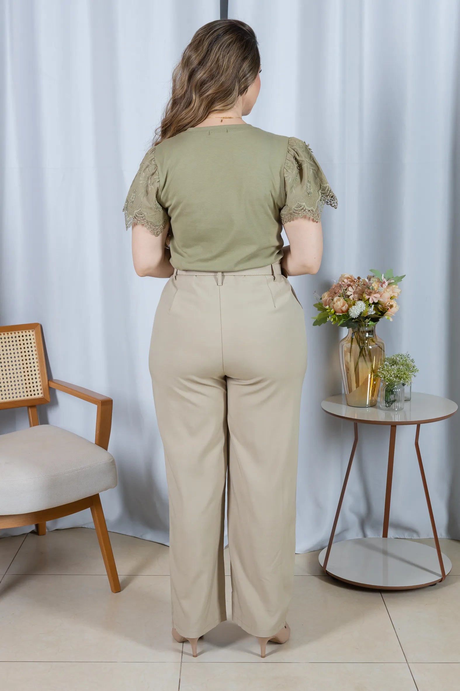Calça Corte Reto com Passador Assimétrico Magda Caqui