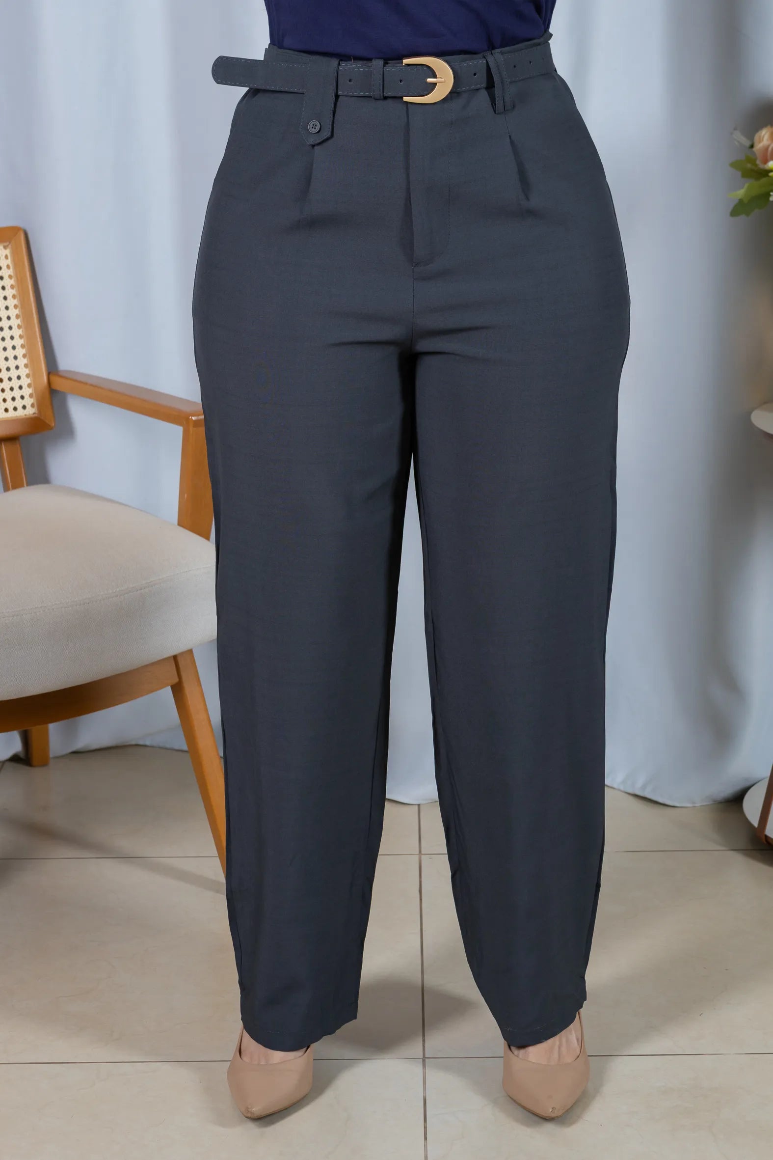 Calça Corte Reto com Passador Assimétrico Magda Grafite