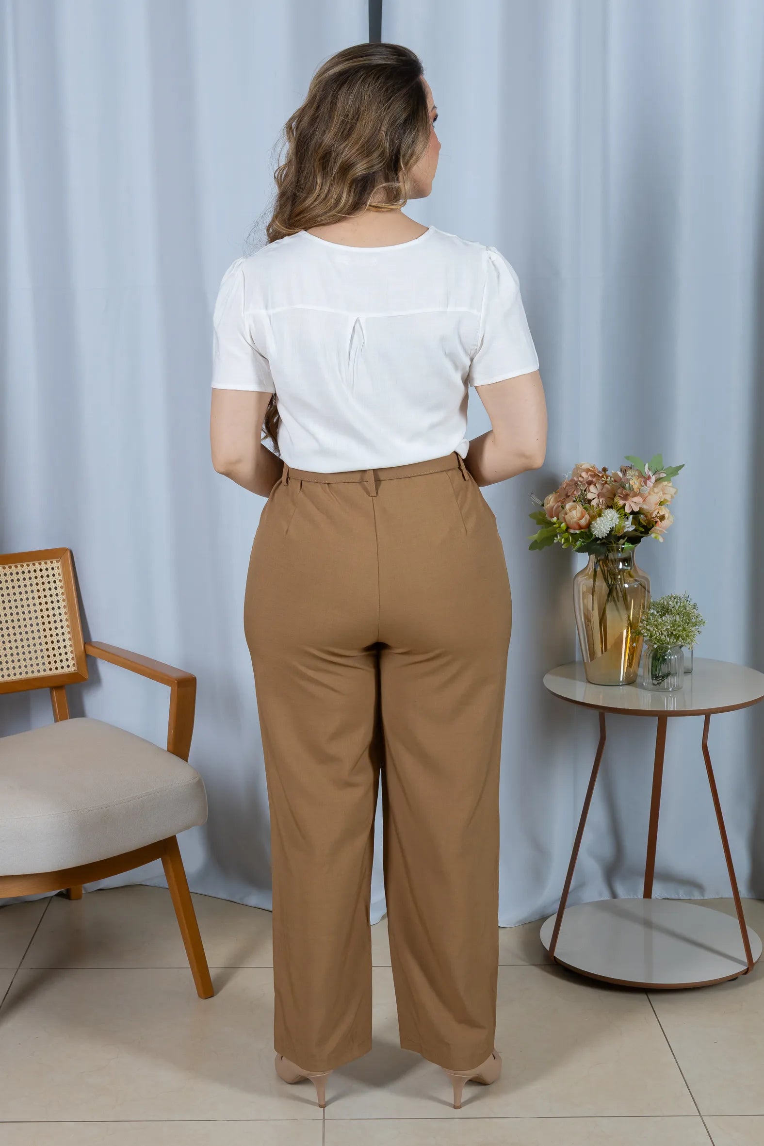 Calça Corte Reto com Passador Assimétrico Magda Caramelo