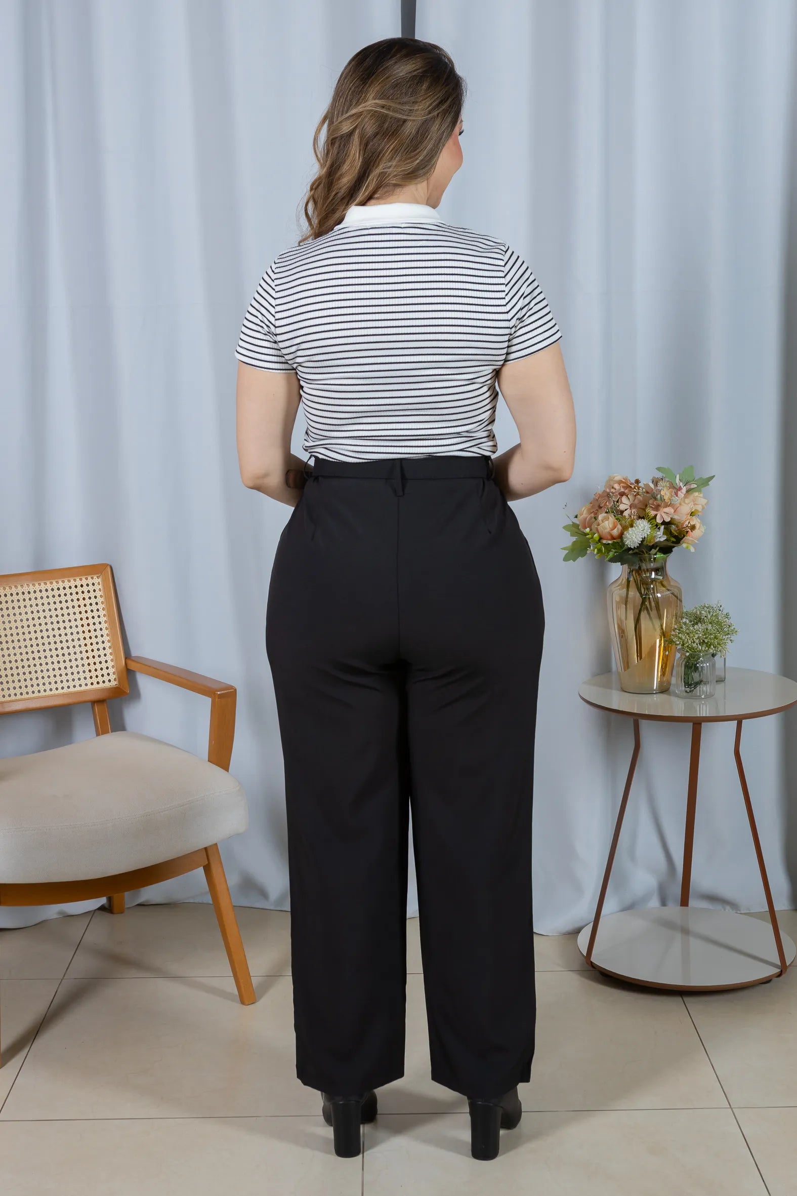 Calça Corte Reto com Passador Assimétrico Magda Preta