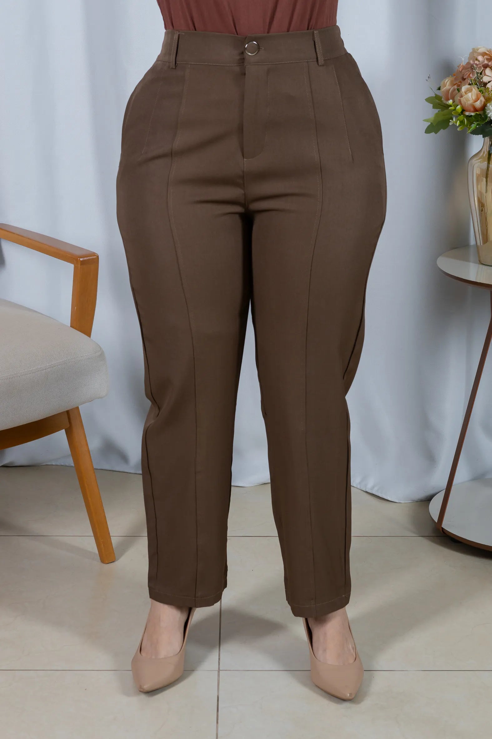 Calça Corte Reto com Friso e Cós em Elástico Alice Marrom Oliva