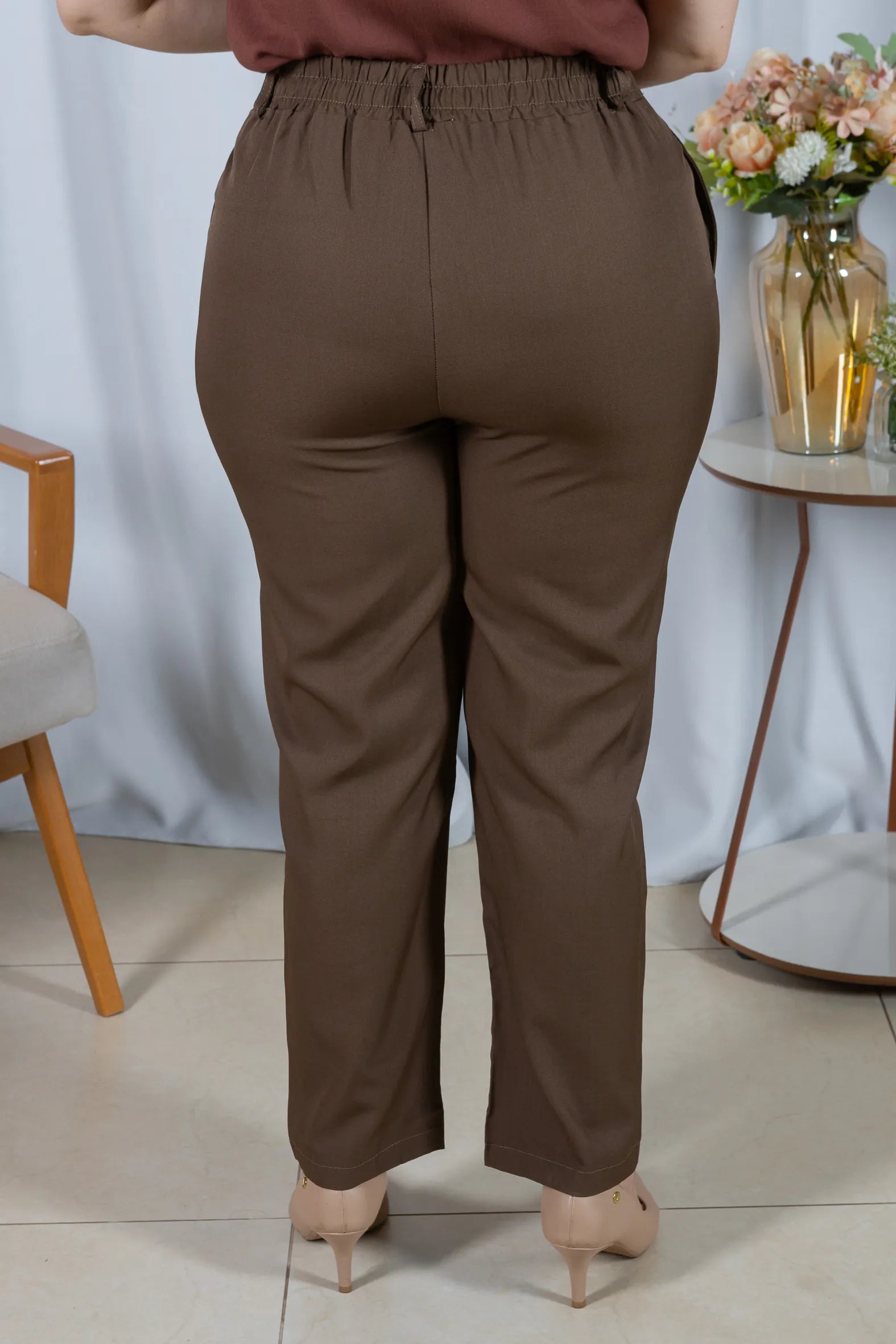 Calça Corte Reto com Friso e Cós em Elástico Alice Marrom Oliva