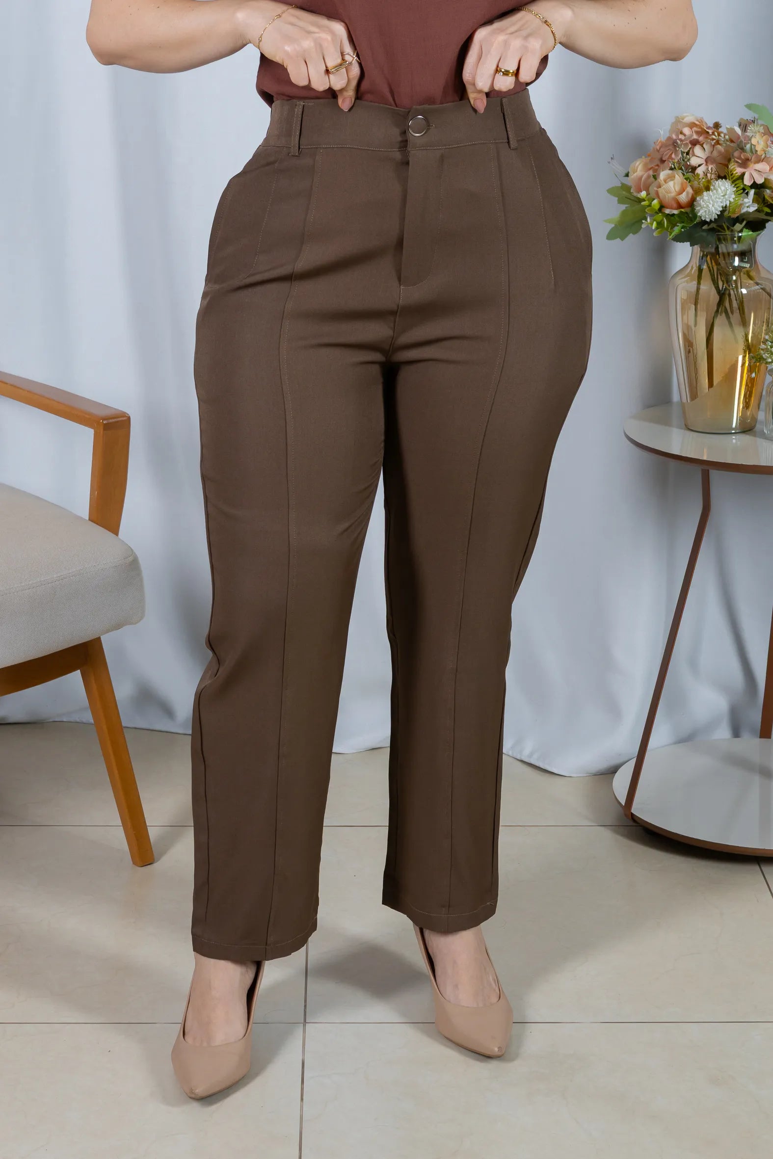 Calça Corte Reto com Friso e Cós em Elástico Alice Marrom Oliva