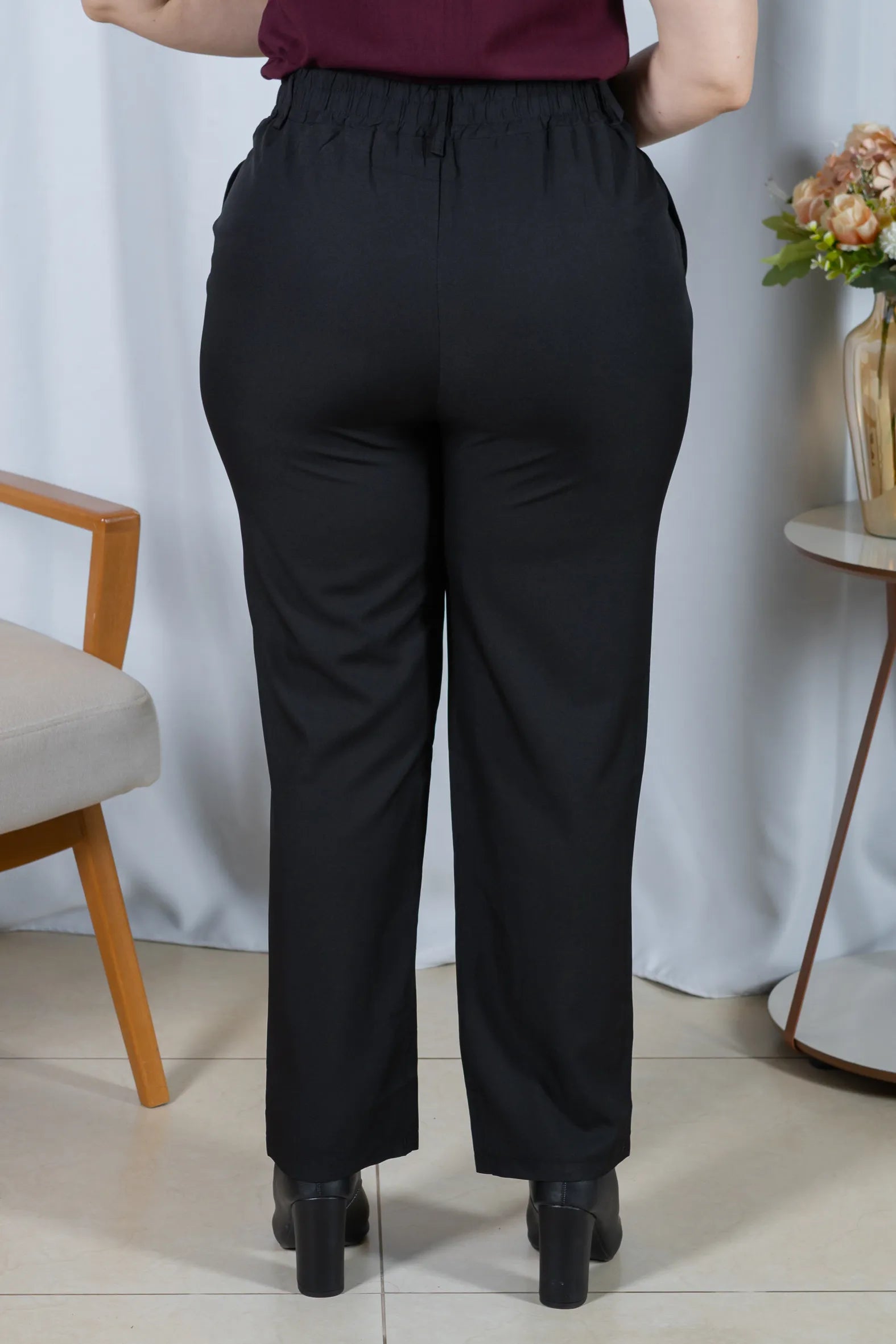 Calça Corte Reto com Friso e Cós em Elástico Alice Preta