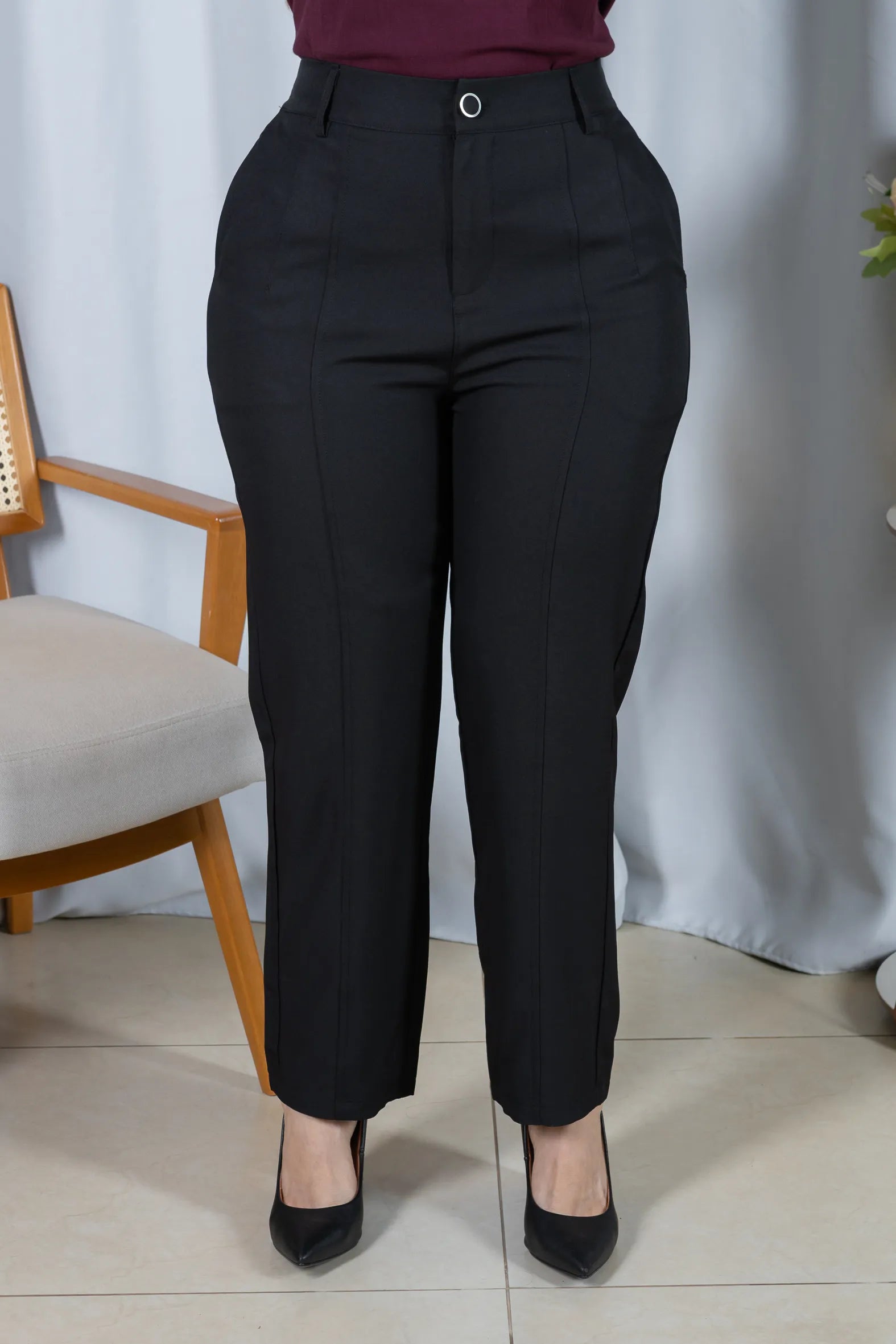 Calça Corte Reto com Friso e Cós em Elástico Alice Preta