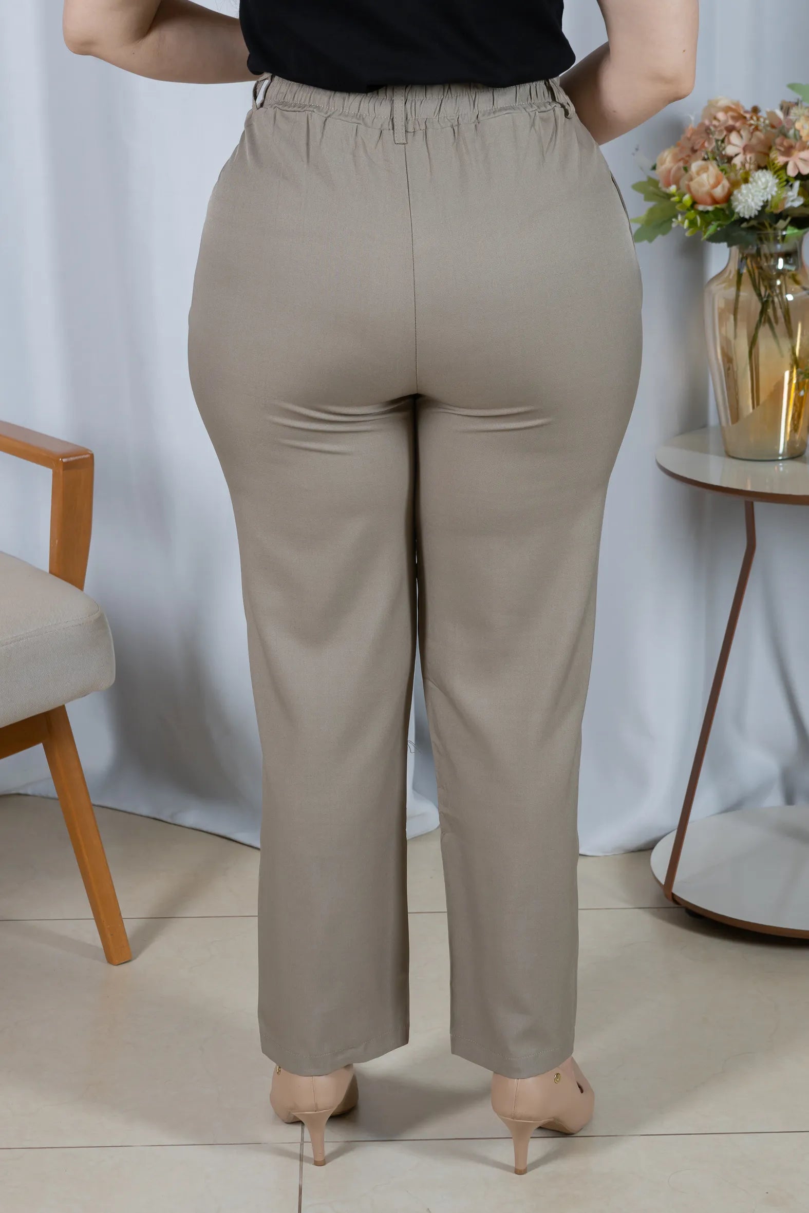 Calça Corte Reto com Friso e Cós em Elástico Alice Verde
