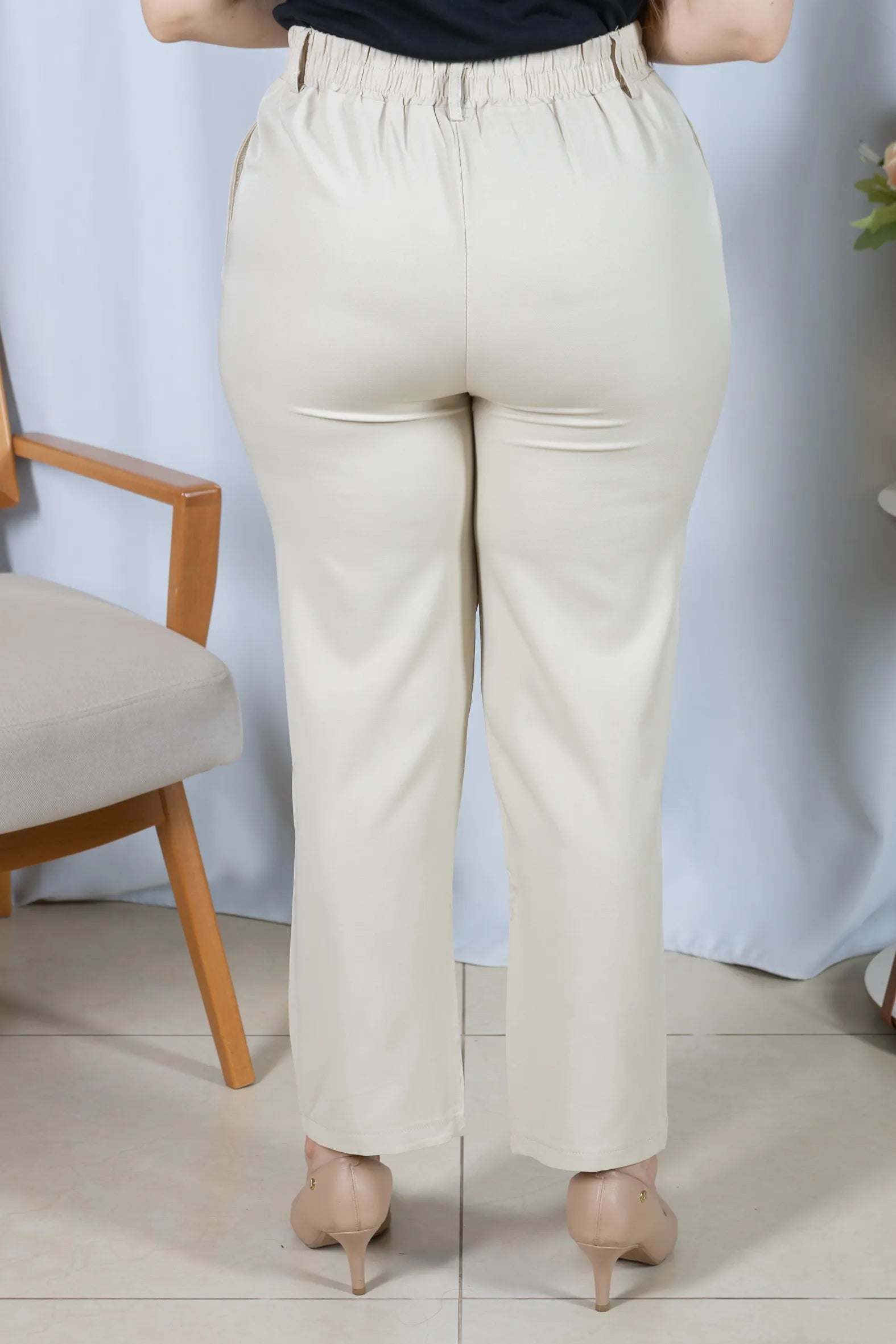 Calça Corte Reto com Friso e Cós em Elástico Alice Creme