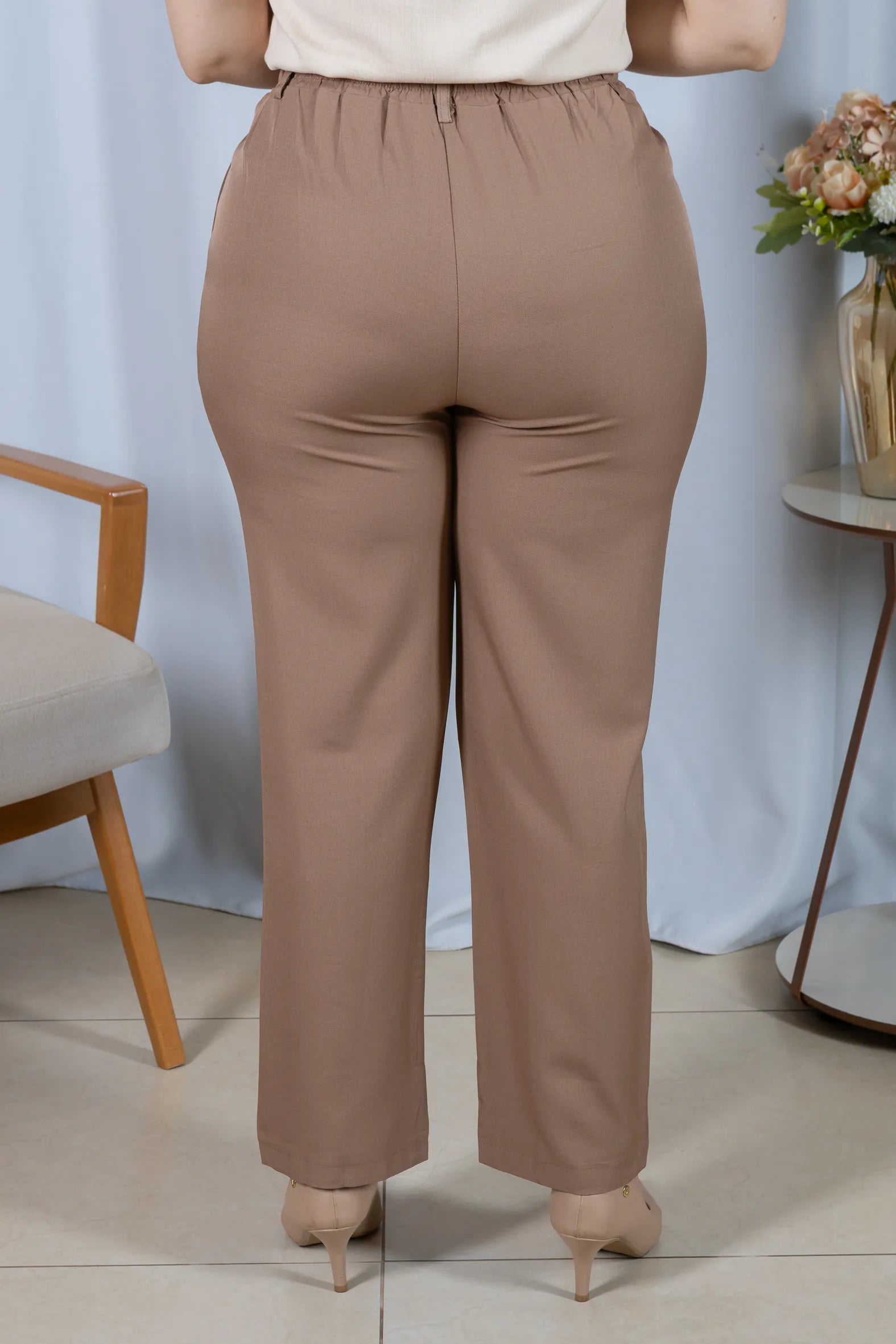 Calça Corte Reto com Friso e Cós em Elástico Alice Marrom Claro