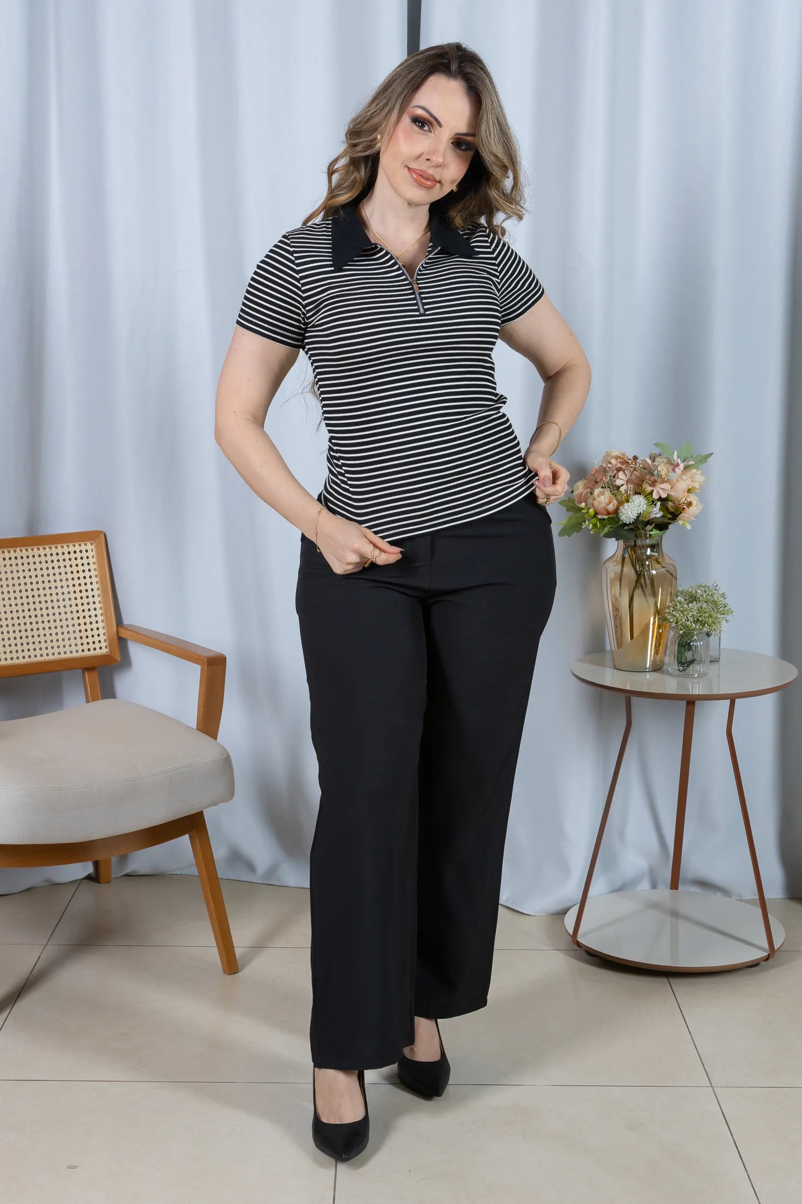 Blusa Modal Listrada com Gola Camisa Melinda Preta