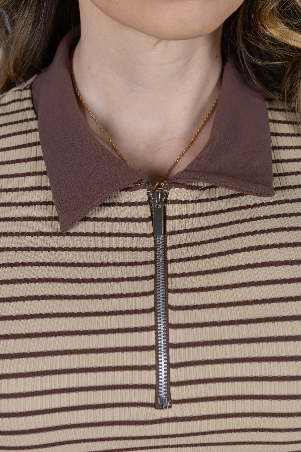Blusa Modal Listrada com Gola Camisa Melinda Marrom
