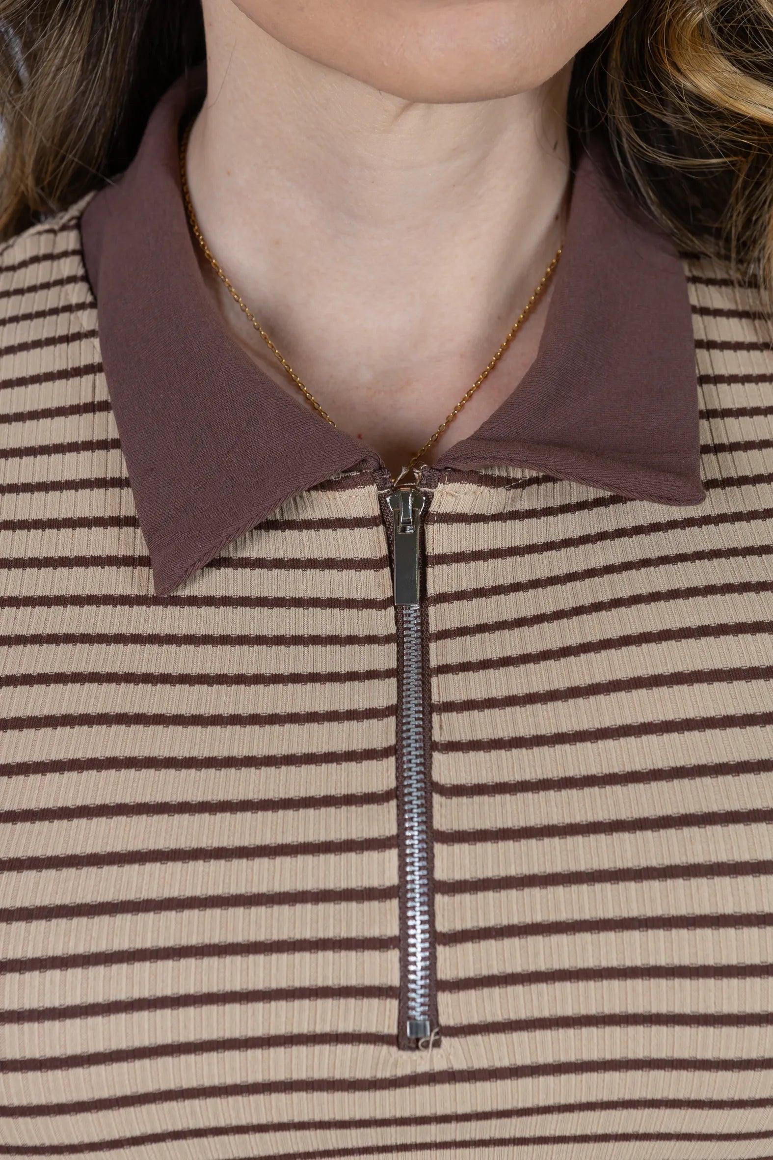 Blusa Modal Listrada com Gola Camisa Melinda Marrom