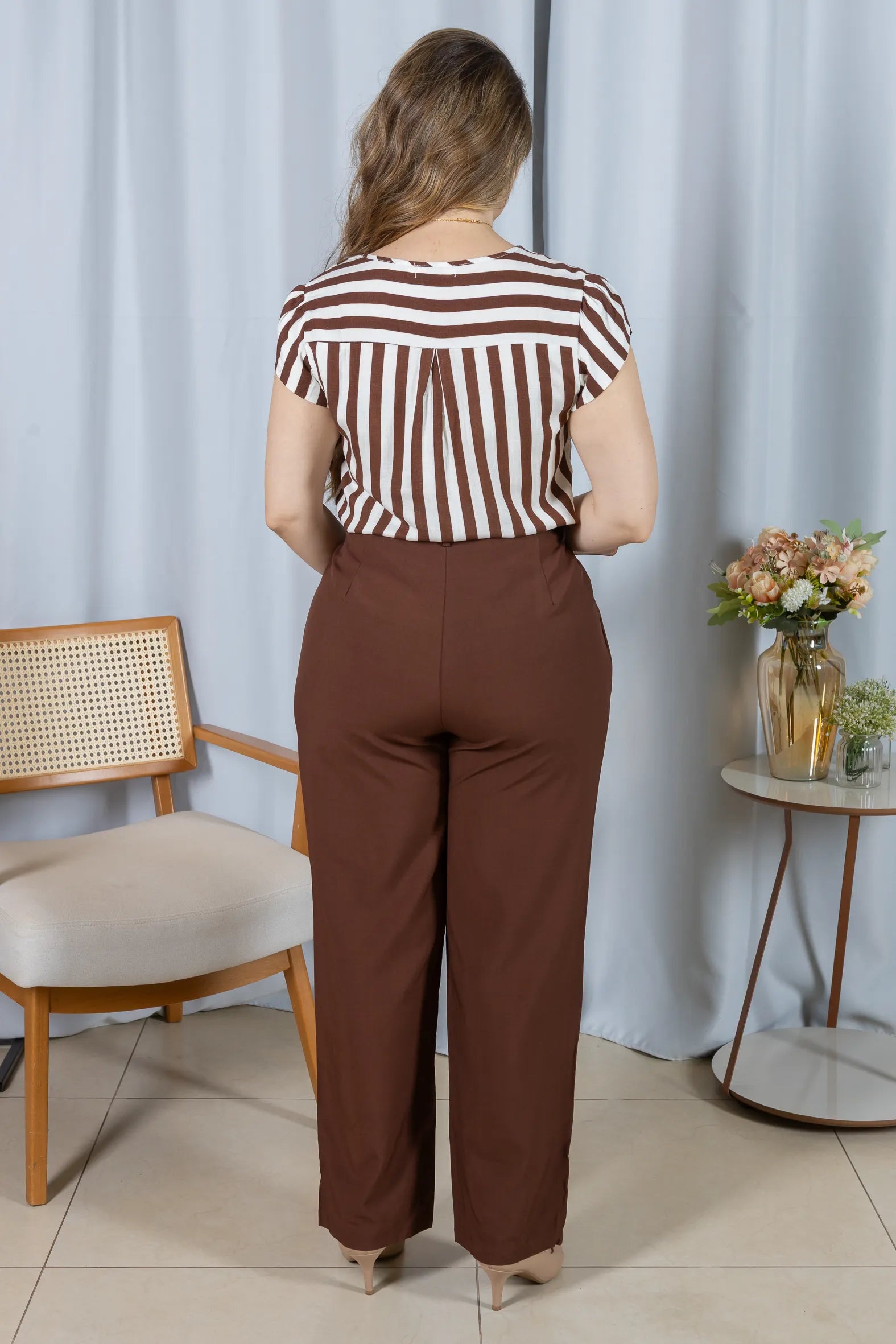 Blusa Transpassada em Visco Rustic Listrada Adriana Marrom