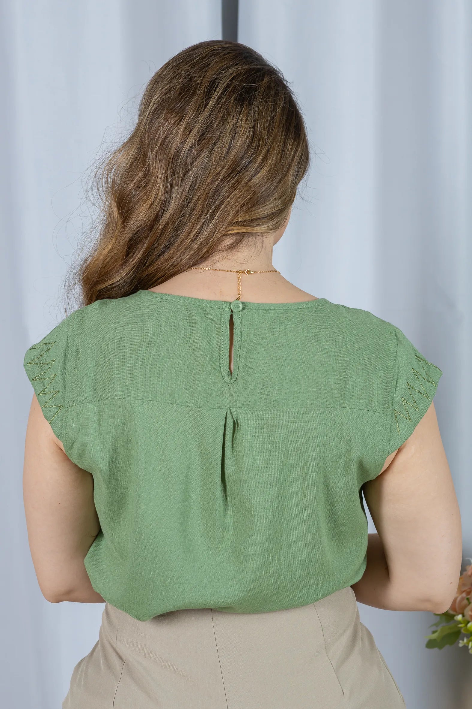 Blusa Visco Linen Muscle com Pregas no Decote Alana Verde