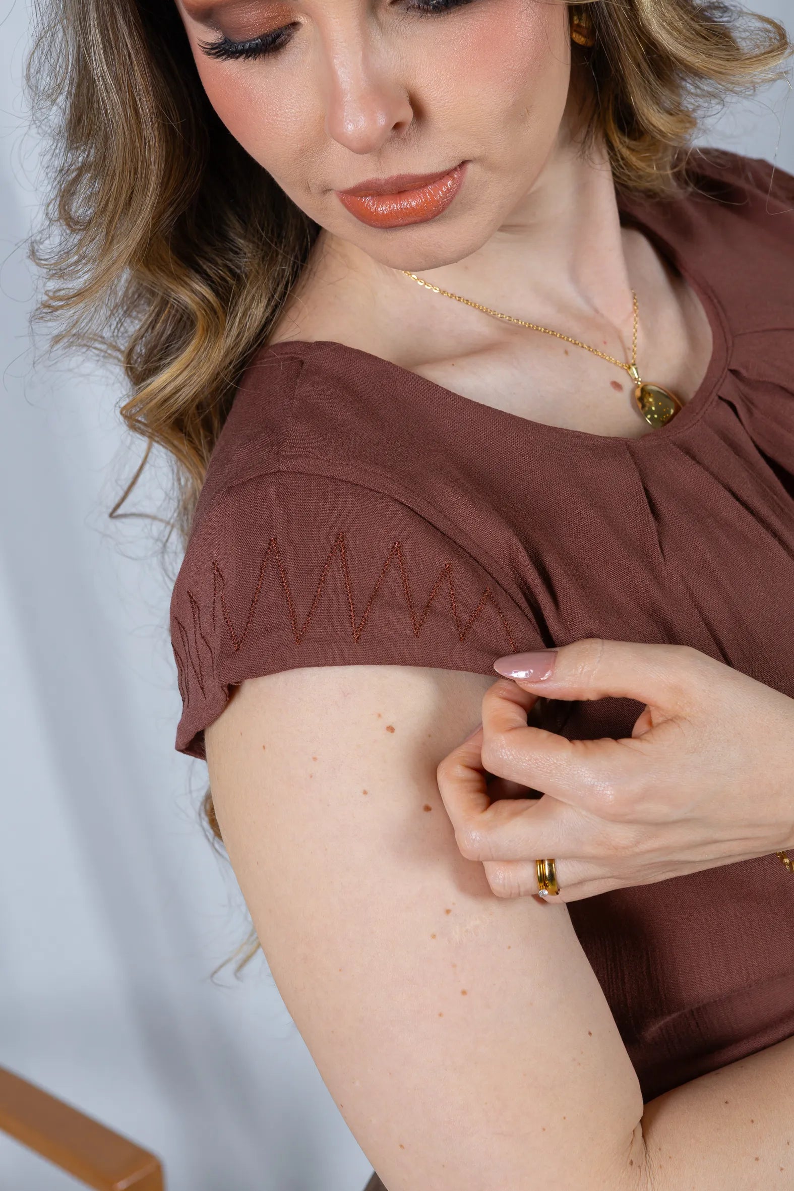 Blusa Visco Linen Muscle com Pregas no Decote Alana Marrom