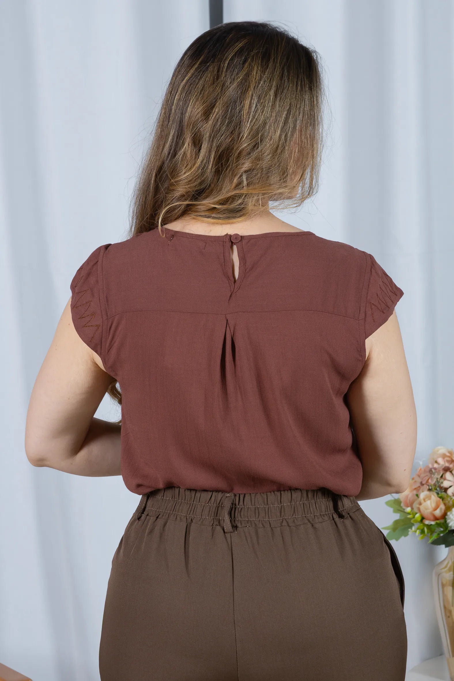 Blusa Visco Linen Muscle com Pregas no Decote Alana Marrom