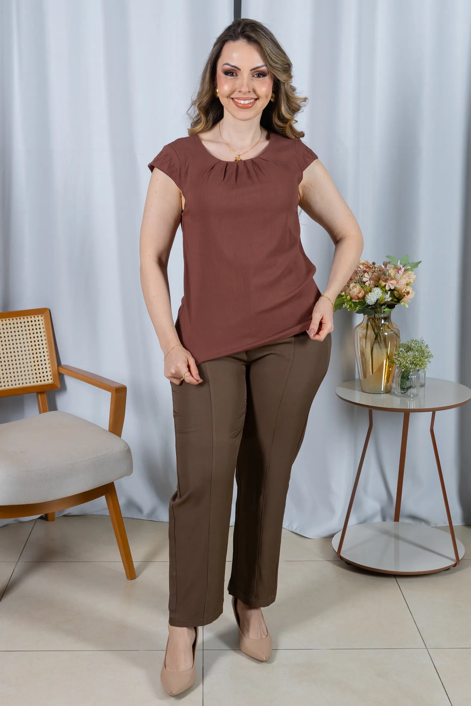 Blusa Visco Linen Muscle com Pregas no Decote Alana Marrom