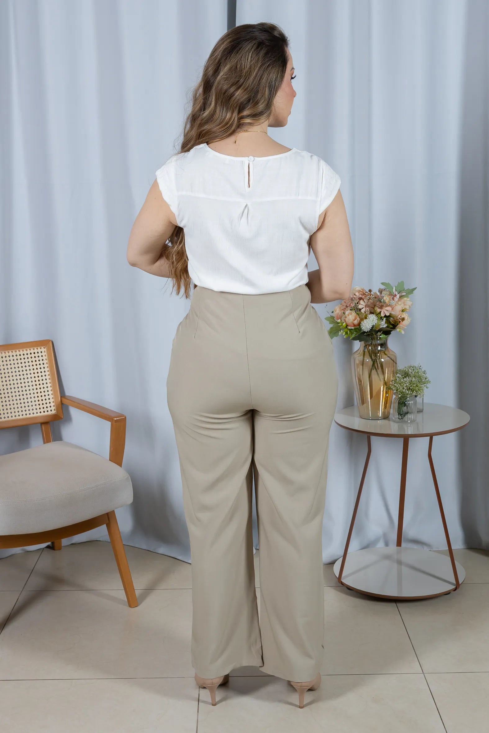 Blusa Visco Linen Muscle com Pregas no Decote Alana Banca
