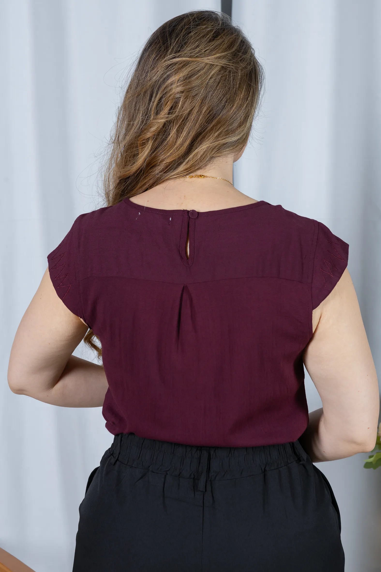 Blusa Visco Linen Muscle com Pregas no Decote Alana Marsala